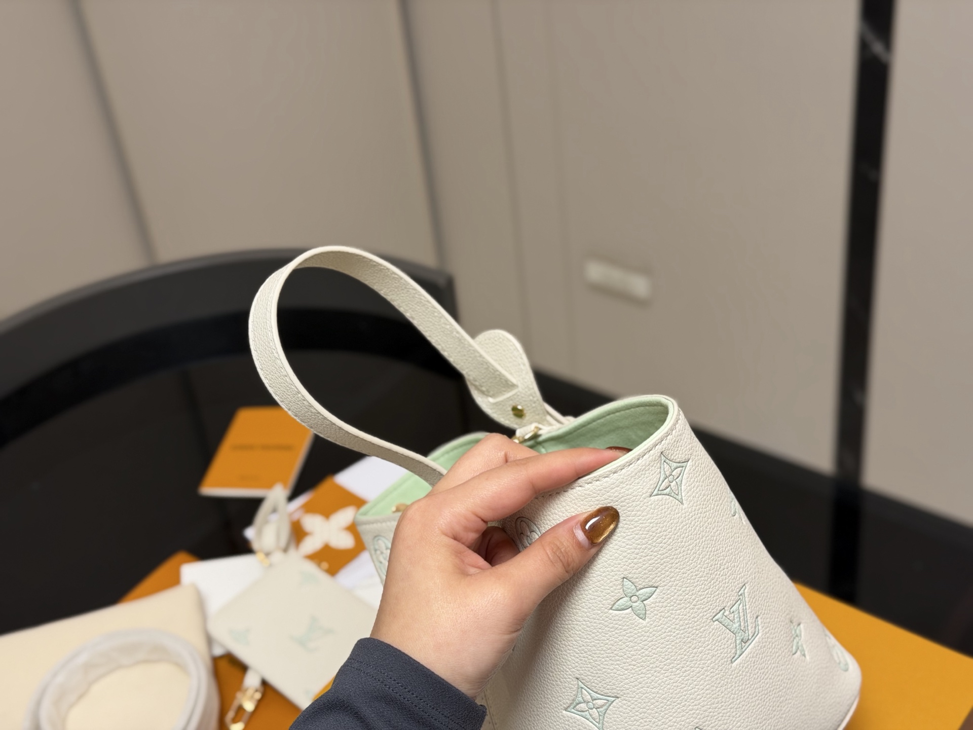 &yen;180 配折叠盒 LV中古包又一位当红炸子鸡来咯!! 一只看似中古中矩却又有点标新立异的包。 水桶包 尺寸:18.17cm