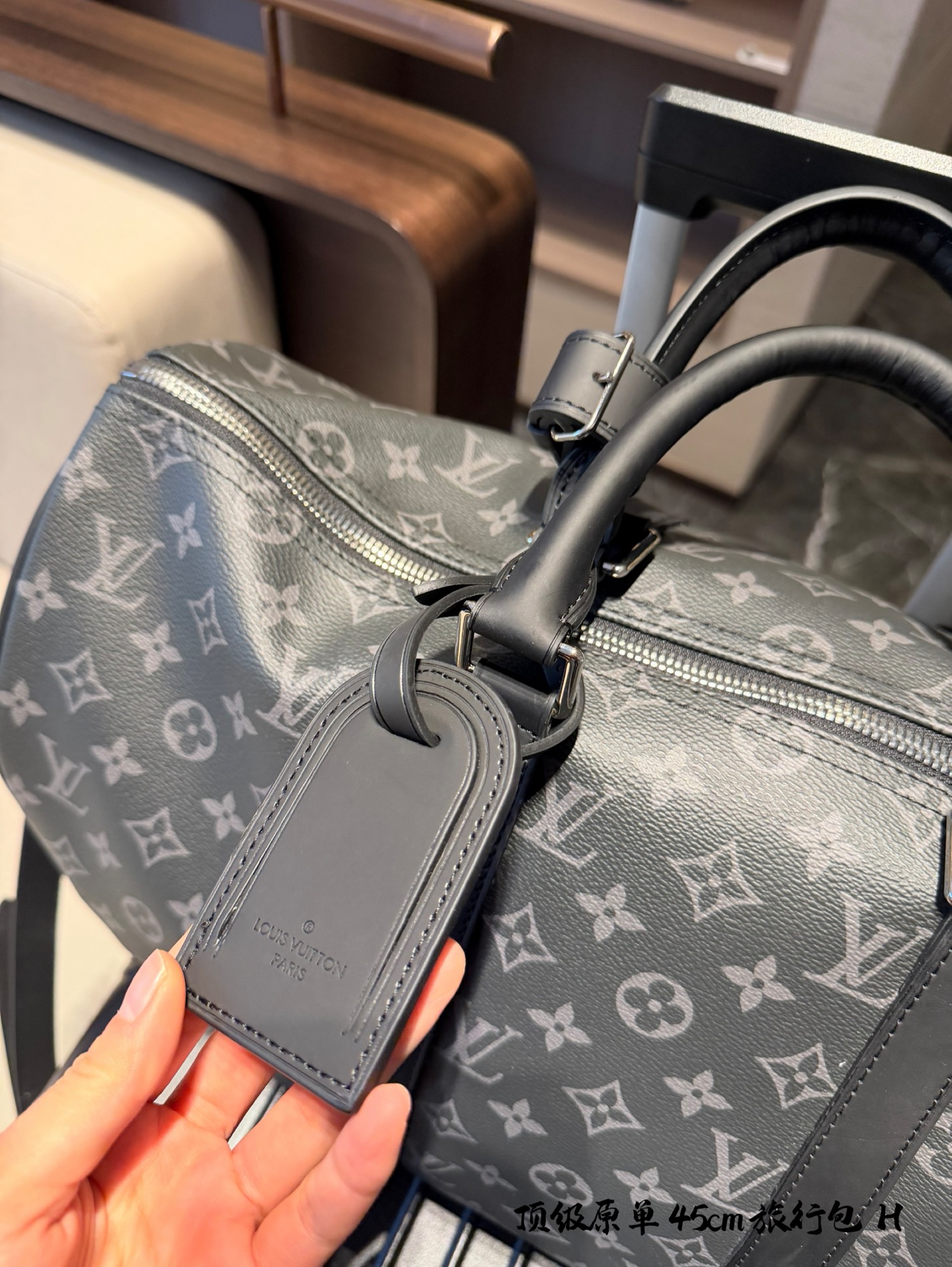 lv 旅行包p220 超酷中LV Keepall老花旅行袋 LVKeepall 出差旅行最常用的一只包 这是超酷的一只包 可以做健身包，也可做旅行袋 容量超级感人非常的实用! 出差三四天背这只包，衣服和洗漱用品完全足够!最主要是凹造型最棒了~ 马上爱豆出街的赶脚 路易威登Louis Vuitton 9VintageMusevie 中古店Iv keepall老花手提包包 45cm无盒