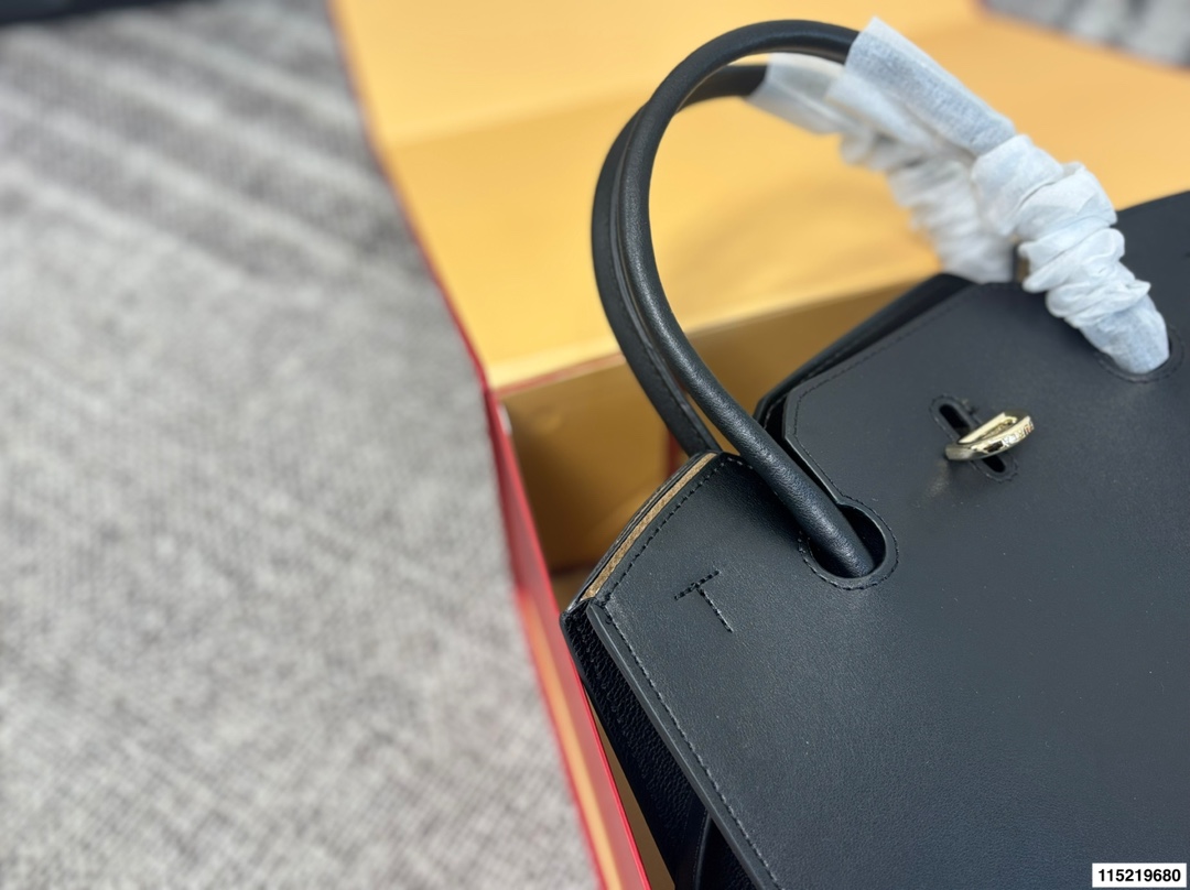 P180配折叠盒⚠️尺寸29.25 Furla Genesi托特包 选用优质牛皮,表面光滑有型,立体剪裁让包内空问更宽敞。金色半圆扭扣+压印Logo,细节满分!尺寸适中,通勤休闲都OK,手提斜挎随心切换。黑色百搭,四季都能用,简约大气,实用又有质感,是职场女生的理想选择