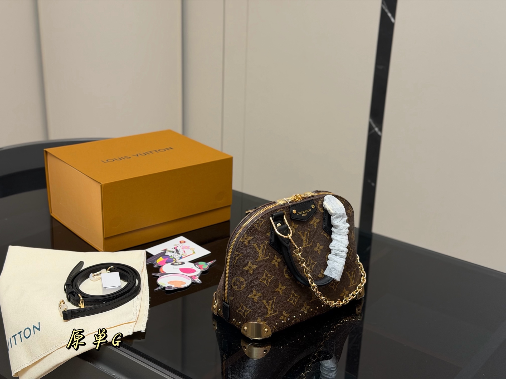 &yen;240 折叠盒飞机盒 Lv新款 alma trunk 贝壳 我能get到了耶！真好看！ 这次包型做了升级 真的好酷好喜欢！ 好适合搭配酷酷的 复古的衣服 链条的吊坠一点要加上 而且是我喜欢的黑色细肩带 尺寸:23.17cm