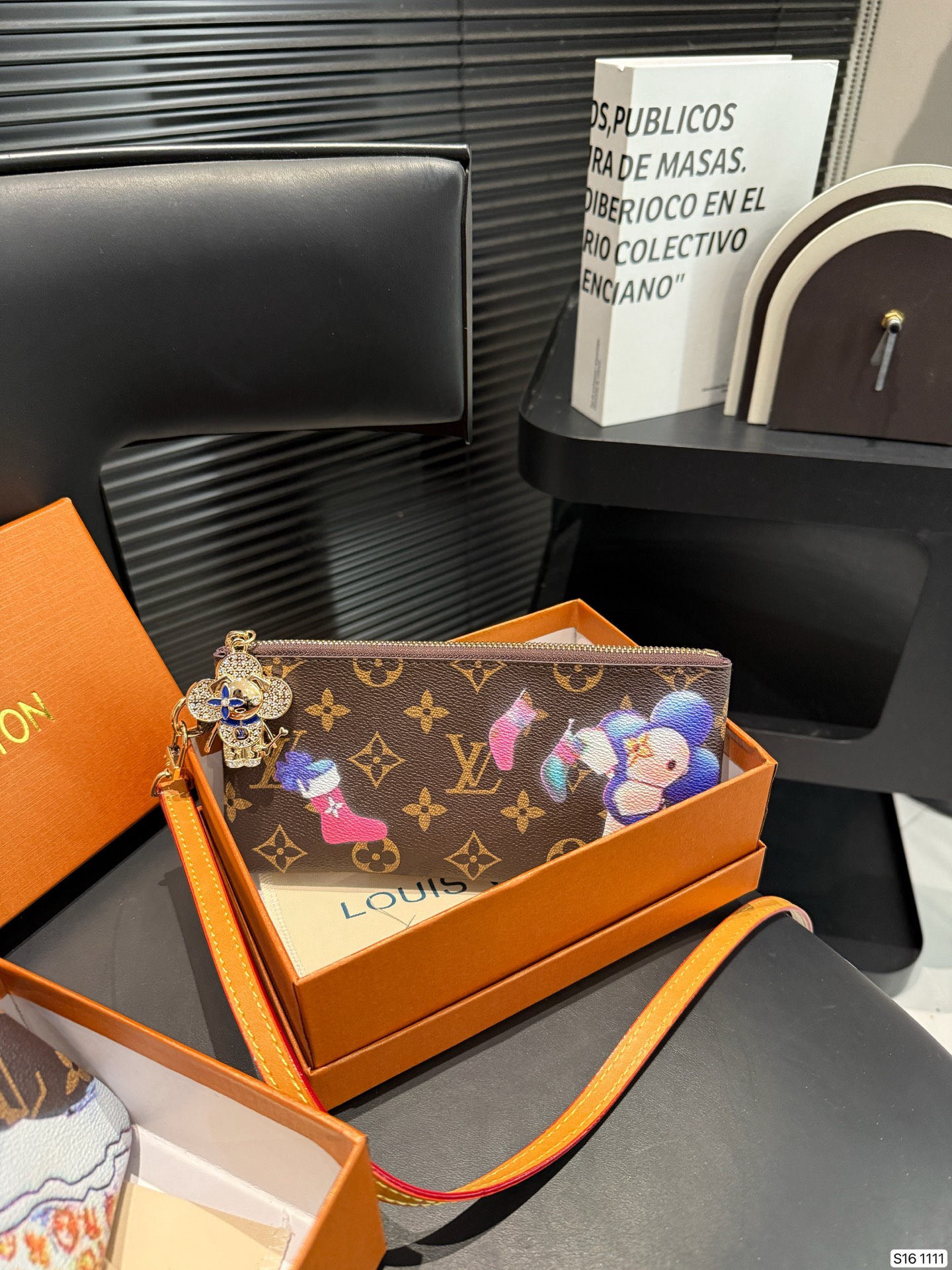 P130 配盒子 LV 专柜最新款火爆登场！做工精致， 媲美专柜！多功能小钱包超级实用 尺寸20 10 货号1111