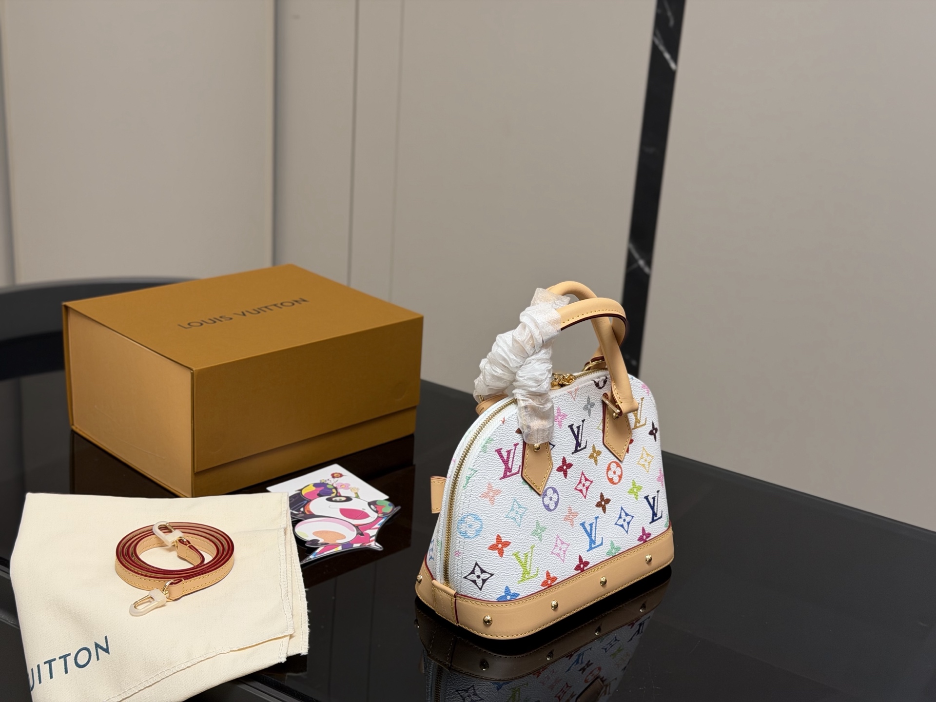 ¥215 配折叠盒飞机盒 size:25*18cm Lv 这个白三彩 alma贝壳 太可爱啦! 小巧又复古已经拎着溜达两天了~