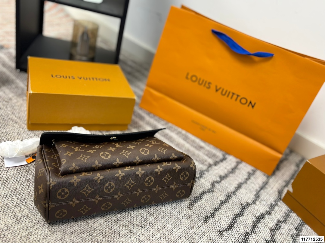 p175 变码芯片 全套包装 LV pallas chain 经典款链条包红色信封包 Lv的传奇信封还是老款的好看 别看尺寸不大 但是手机📱口红💄钥匙🔑纸巾什么都装得下 很有女人味的一款包包 不管单肩 斜挎都很好看 而且秋冬配老花真的绝绝子 加上红色吸睛 秋冬必备集美们 尺寸30.19/23.15