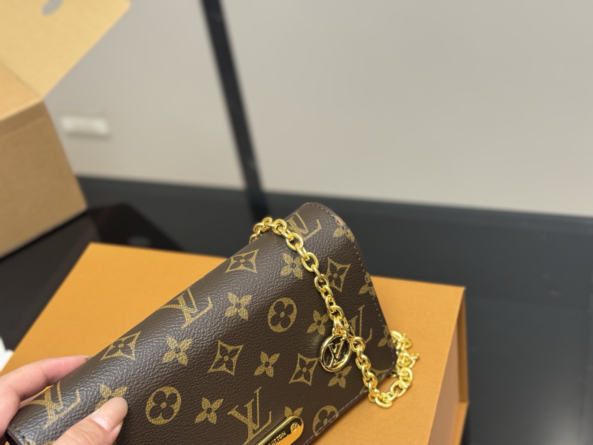 ¥155 配折叠盒飞机盒 Lv新款Lily woc, 容量看起来比三合一更加分! 有种复古感,而且链条还能拆哦。 下一个爆款 尺寸:21.12cm