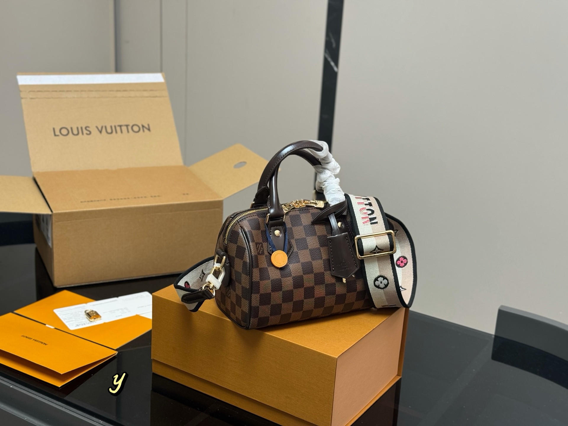 &yen;195 配折叠盒飞机盒 size：21.15cm LV SPEEDY20 新款枕头包 搜索🔍 Lv 枕头包