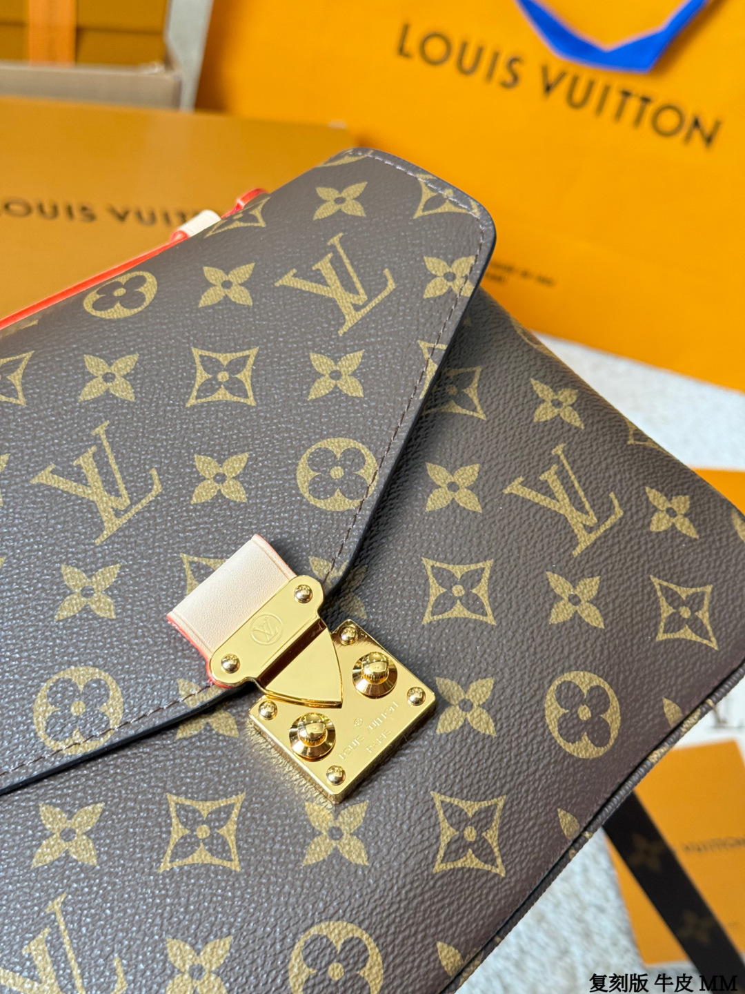 复刻版 牛皮 p260 Lv Pochette M&eacute;tis 邮差包 复刻版 牛皮 邮差包老花手提单肩斜挎包，优雅低调的外形设计和宽敞的包身更加入了实用性，LV闪亮的纯钢金色五金配件- 可调节肩带，配有树糕皮的肩垫，拉链闭合 超细纤维内衬 尺寸：25*20cm