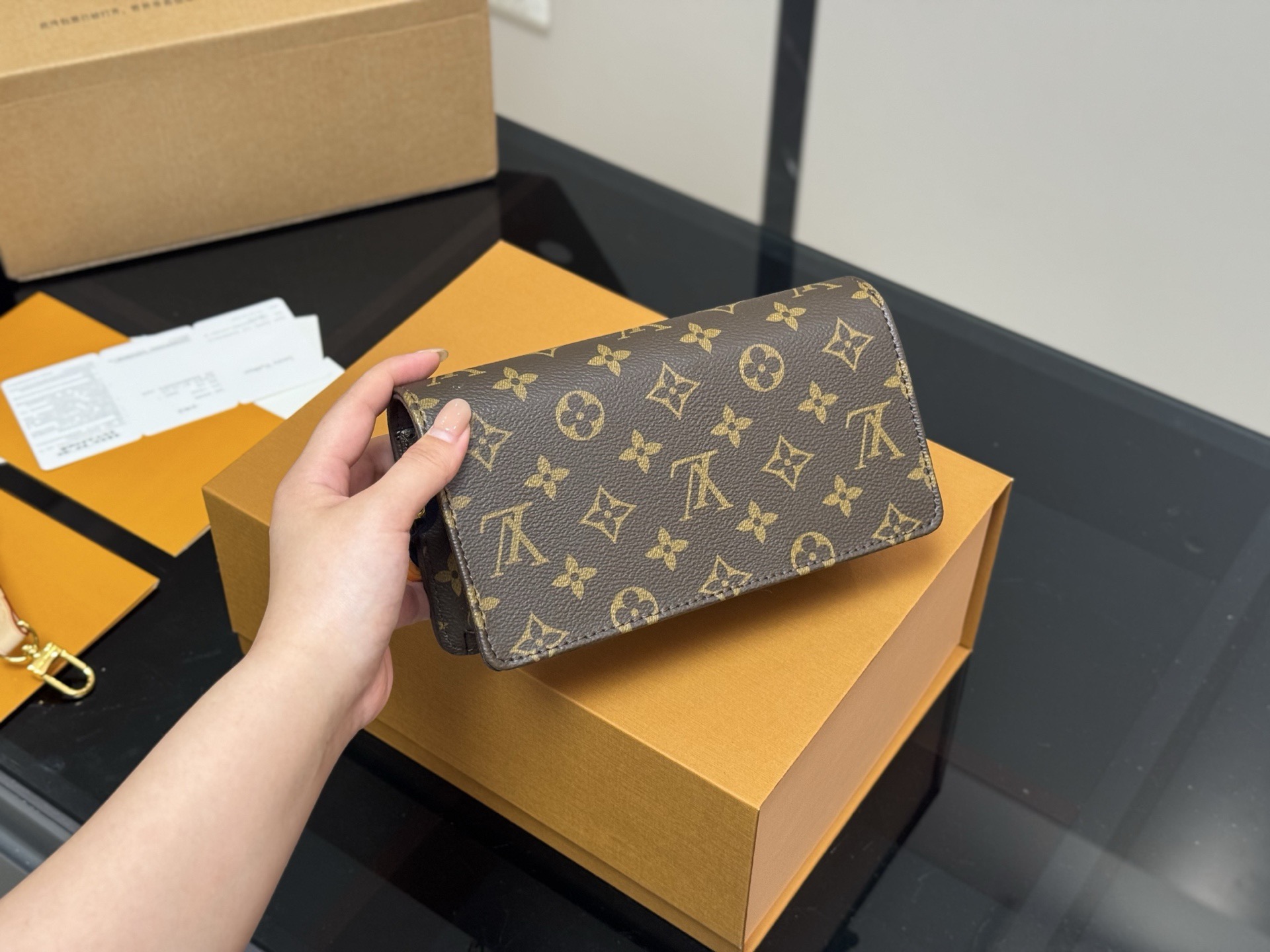 ¥155 配折叠盒飞机盒 Lv新款Lily woc, 容量看起来比三合一更加分! 有种复古感,而且链条还能拆哦。 下一个爆款 尺寸:21.12cm