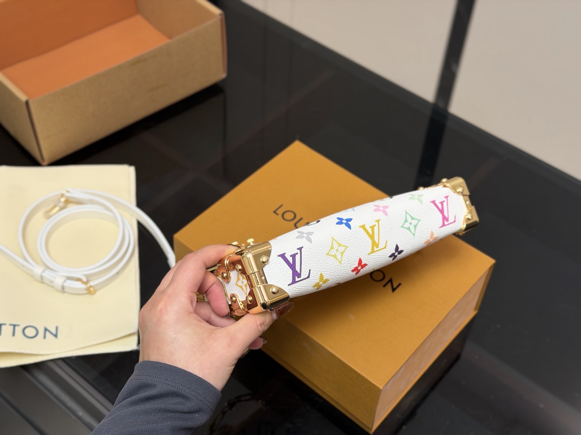 &yen;225 （折叠盒➕飞机盒） size：23*11cm 超时空爆款 Lv王炸新款包 横版谷爱凌 一定要入的它！ 超级洋气 upupup 搜索🔍Lv 软箱子（盒子）