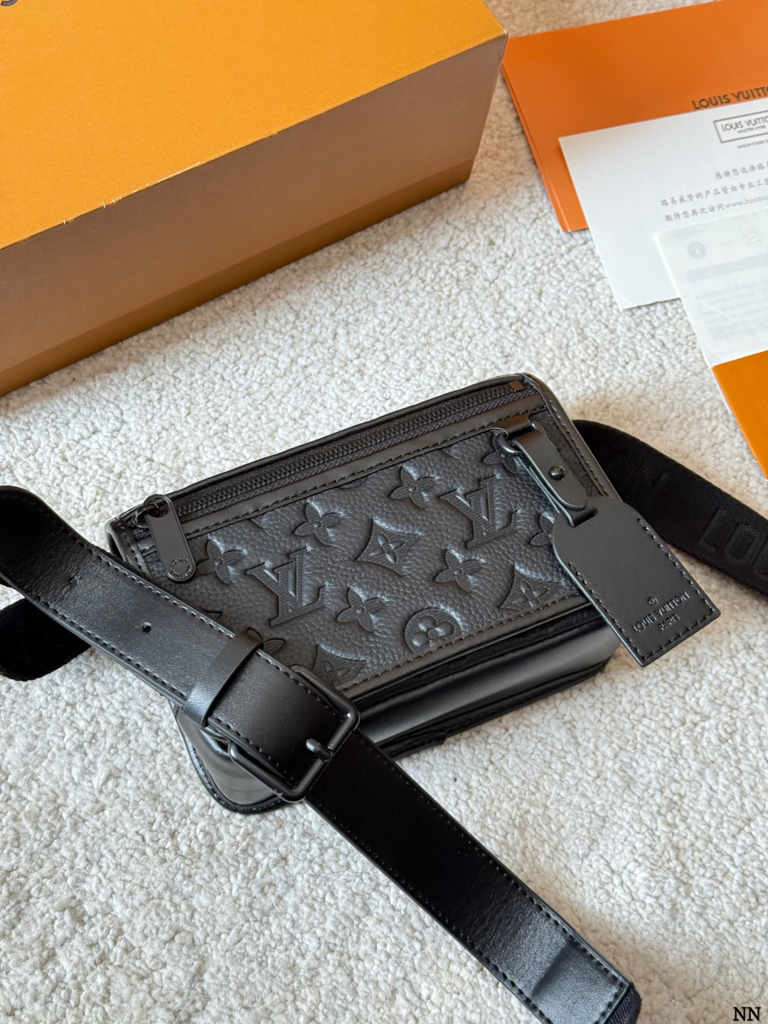 牛皮版本 p170 LV 黑花 Soft Trunk 盒子包 VLV Soft Trunk黑花盒子包，经典Monogram Eclipse黑花图案，低调又有辦识度！涂层帆布＋牛皮饰边，质感满分。配可调节肩带，单肩斜挎都OK，日常通勤、出街超百搭。内部空间合理，手机、卡包、钥匙轻松收纳，拉链开合更安全全。男女都能驾驭，时尚又实用，LV热门款必入 18.5x13x8cm18.5x13x8cm