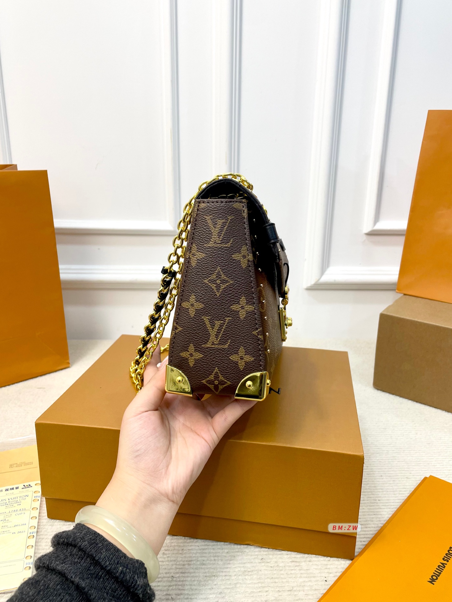 💰185 配折叠盒子 LV Trunkie链条包，2025春夏系列新品，经典Monogram老花帆布+金属链条，复古又时髦✨。小巧精致，配可拆卸肩带，手提、单肩、斜挎都OK！灵感来自LV档案馆，融合邮差包元素，翻盖+金属锁扣超有辨识度🧳。内部空间合理，通勤出行都很实用，是经典与现代的完美结合！ 尺寸：26*8*17