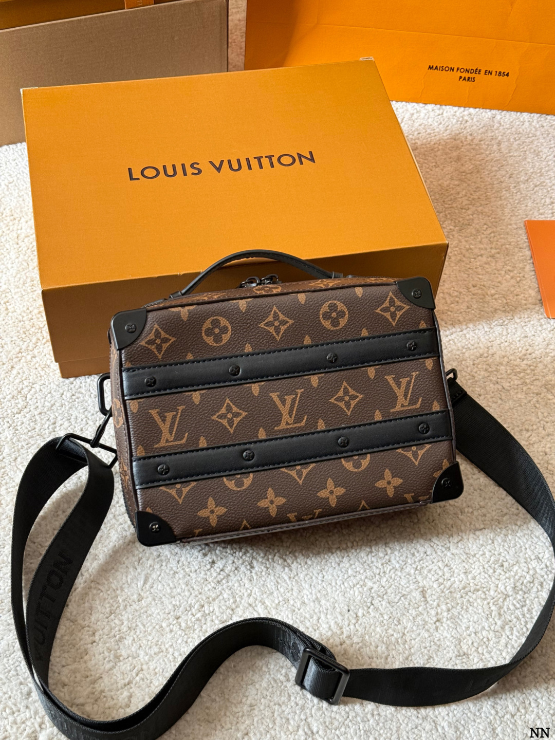 p170 LV Handle Soft Trunk手袋 2LV Handle Soft Trunk手袋，经典MonogramMacassar涂层帆布+黑色牛皮饰边，金属铆钉点缀，复古行李箱风格超有辨识度 。21.5x15x7cm21.5x15x7cm，内部风琴隔层+前贴袋，收纳超方便！肩带可拆卸、可调节，手提、单肩、斜挎都OK，男女都能轻松驾驭，通勤休闲都很 百搭～