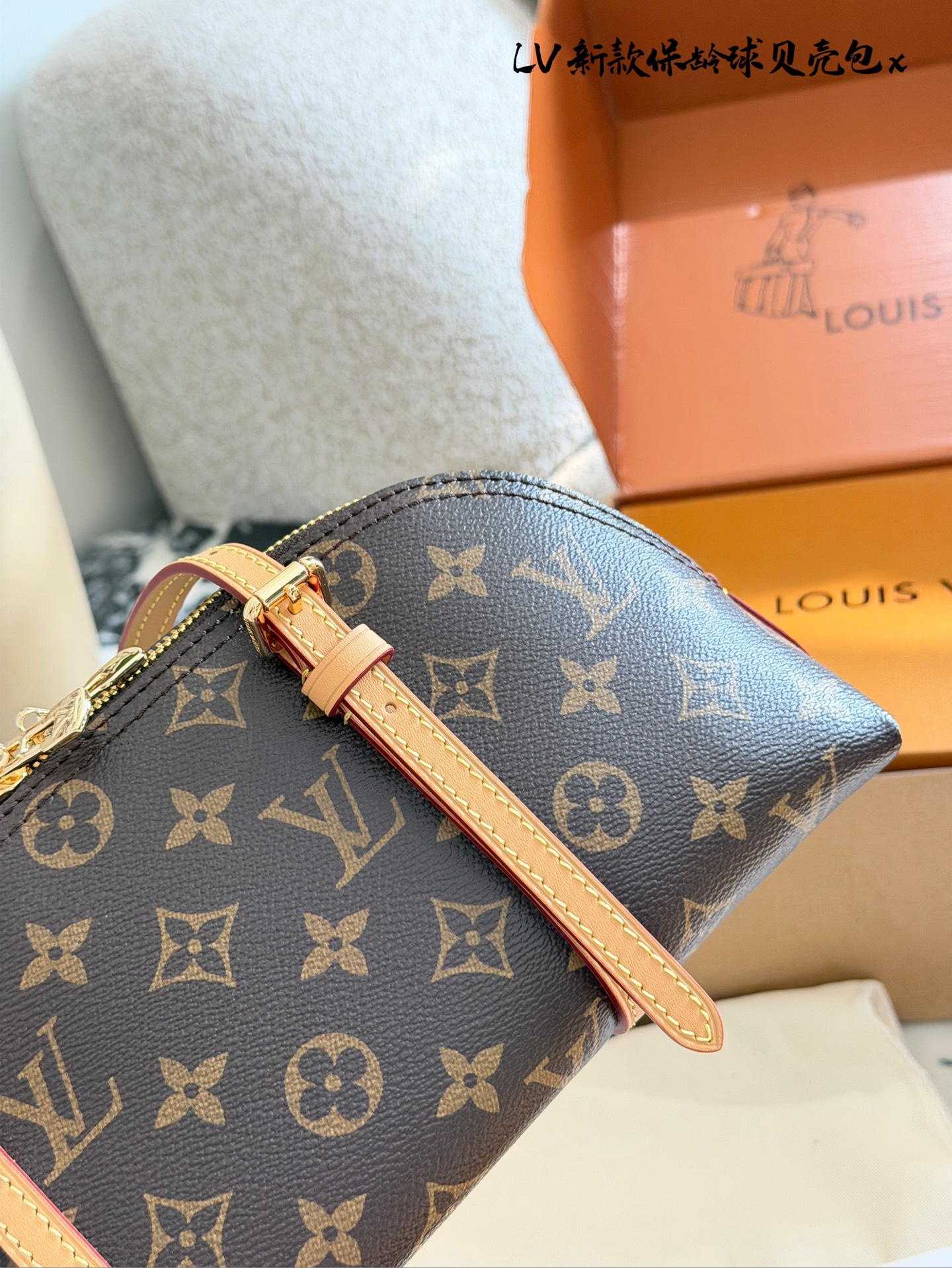 LV Papillon 26圆筒包p250 LV Papillon 26圆筒包，经典Monogram老花帆布+牛 皮饰边，复古优雅又实用! 26cm小巧尺寸，手提、单肩、斜挎都OK,，通勤休闲都能驾驭'+。灵感来自1940年代好莱坞，融合现代廓形，容量适中，日常物品轻松收纳。圆筒造型超有辨识度，是明星街拍和中古市场热门款，四季都能搭配，时髦又百搭!