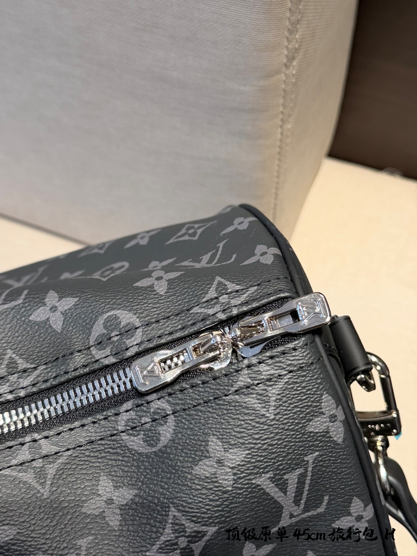 lv 旅行包p220 超酷中LV Keepall老花旅行袋 LVKeepall 出差旅行最常用的一只包 这是超酷的一只包 可以做健身包，也可做旅行袋 容量超级感人非常的实用! 出差三四天背这只包，衣服和洗漱用品完全足够!最主要是凹造型最棒了~ 马上爱豆出街的赶脚 路易威登Louis Vuitton 9VintageMusevie 中古店Iv keepall老花手提包包 45cm无盒