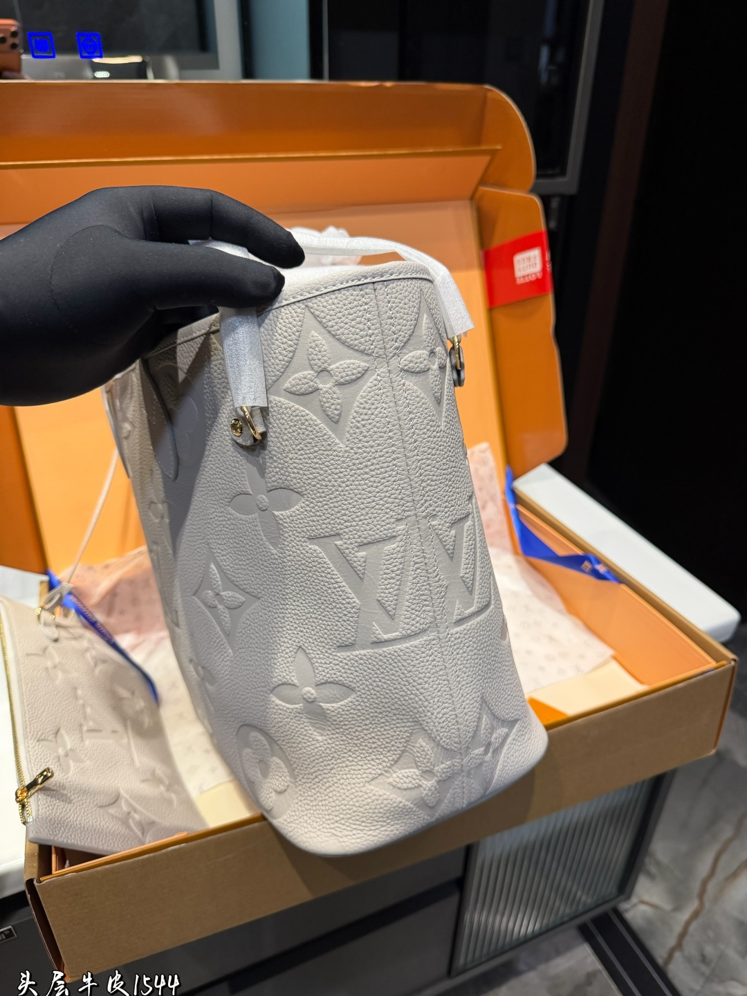 ❤️头层牛皮 p310❤️ Lv牛皮L家 Neverfull 中号购物袋!入门级的款式哦!绝对的终身款!此物经典不言而喻!街拍和实用都是非常nb的选择!大家拿到后可以感受下,皮质颗粒之间空袭分明,宽度平均,摸上去软硬适中,尺寸 32*28cm