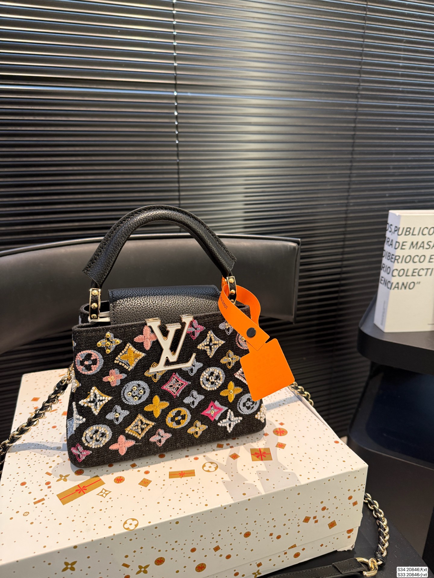 大号P220 小号P215 LVCapucines 贵妇包 超繁琐制作工序，女王范儿必备，经典大logo设计，结合monogram经典小花元素[哇]简洁大气，尺寸合理、容量OK，可手提可单肩， 尺寸：大号27 18 小号20 14 货号大20846