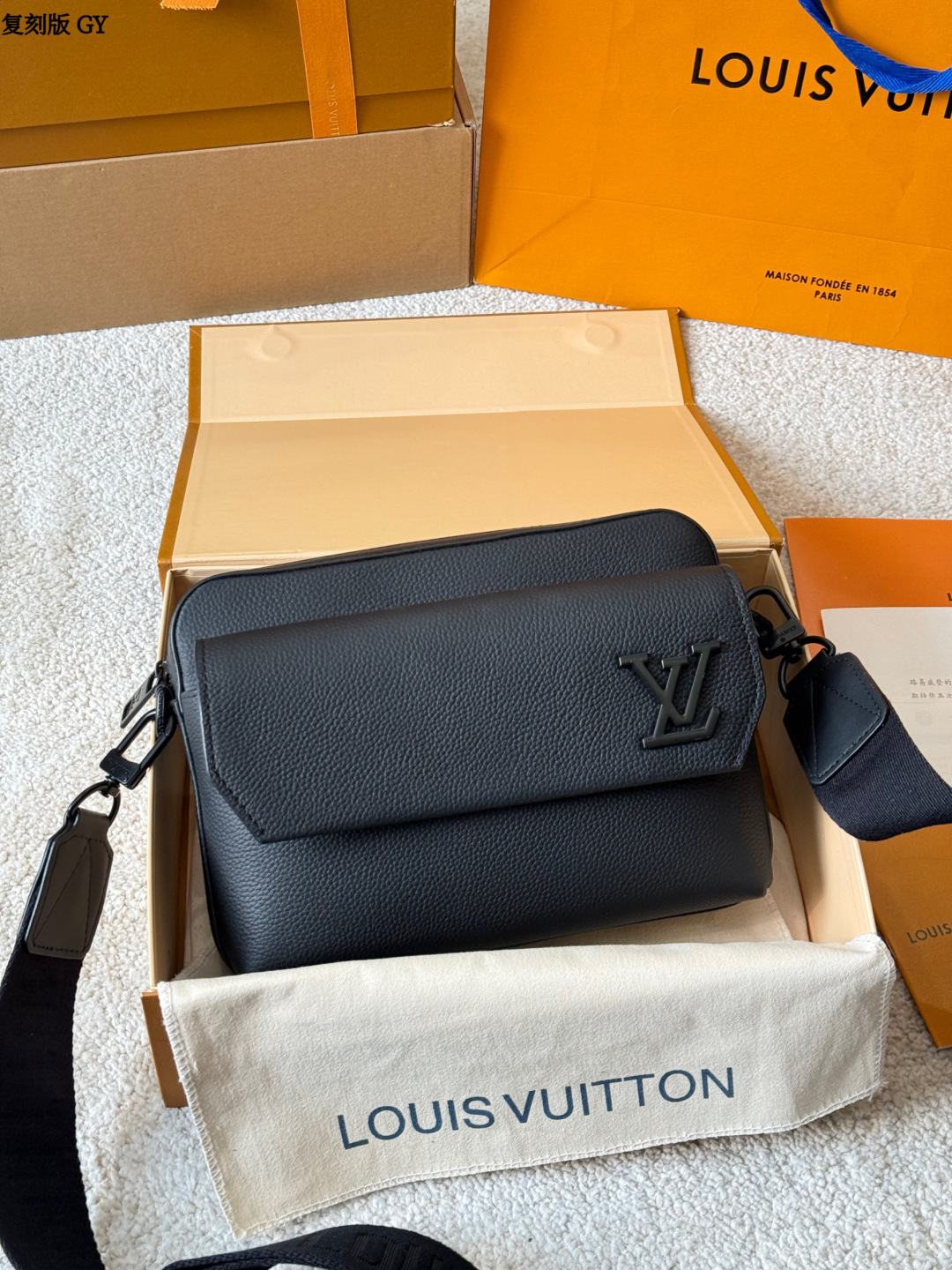 复刻版 p225 LV Takeoff 小号邮差包 LV Takeoff小号邮差包，黑色粒面牛皮+经典 Monogram压纹，低调又有质感！翻盖设计+可拆卸肩带，单肩or斜挎都OK，通勤休闲都能搭。尺寸刚好，手机钱包轻松装下，实用又时髦，是男士必入的经典单品！ 尺寸 23 18cm