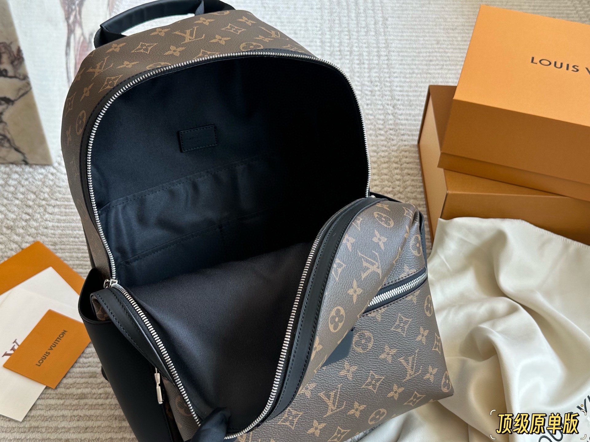 复刻版 纯牛皮 p225 经典老花潮人必备双肩包! Discovery 小号双肩包取材 Monogram Eclipse 帆布,以更为紧凑的构型延续灵活功能。外袋、拉链前袋和开口 侧袋方便取放物品,内袋确保收纳井然有序。size: 29×38×20cm