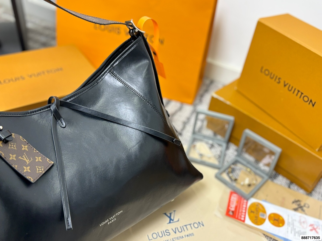 p185双盒 163芯片 围巾饰品＋80（款式随机） 尺寸42.32 LV 路易威登新款carryall链条购物袋🛍️ LV新出的全黑色Dark cargo carryall空间超级ok～ 皮质超有质感，随性简约 带一点老花，今年的新一代包神