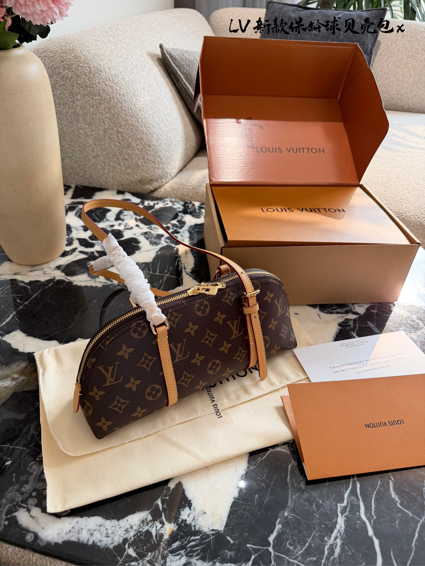 LV Papillon 26圆筒包p250 LV Papillon 26圆筒包，经典Monogram老花帆布+牛 皮饰边，复古优雅又实用! 26cm小巧尺寸，手提、单肩、斜挎都OK,，通勤休闲都能驾驭'+。灵感来自1940年代好莱坞，融合现代廓形，容量适中，日常物品轻松收纳。圆筒造型超有辨识度，是明星街拍和中古市场热门款，四季都能搭配，时髦又百搭!