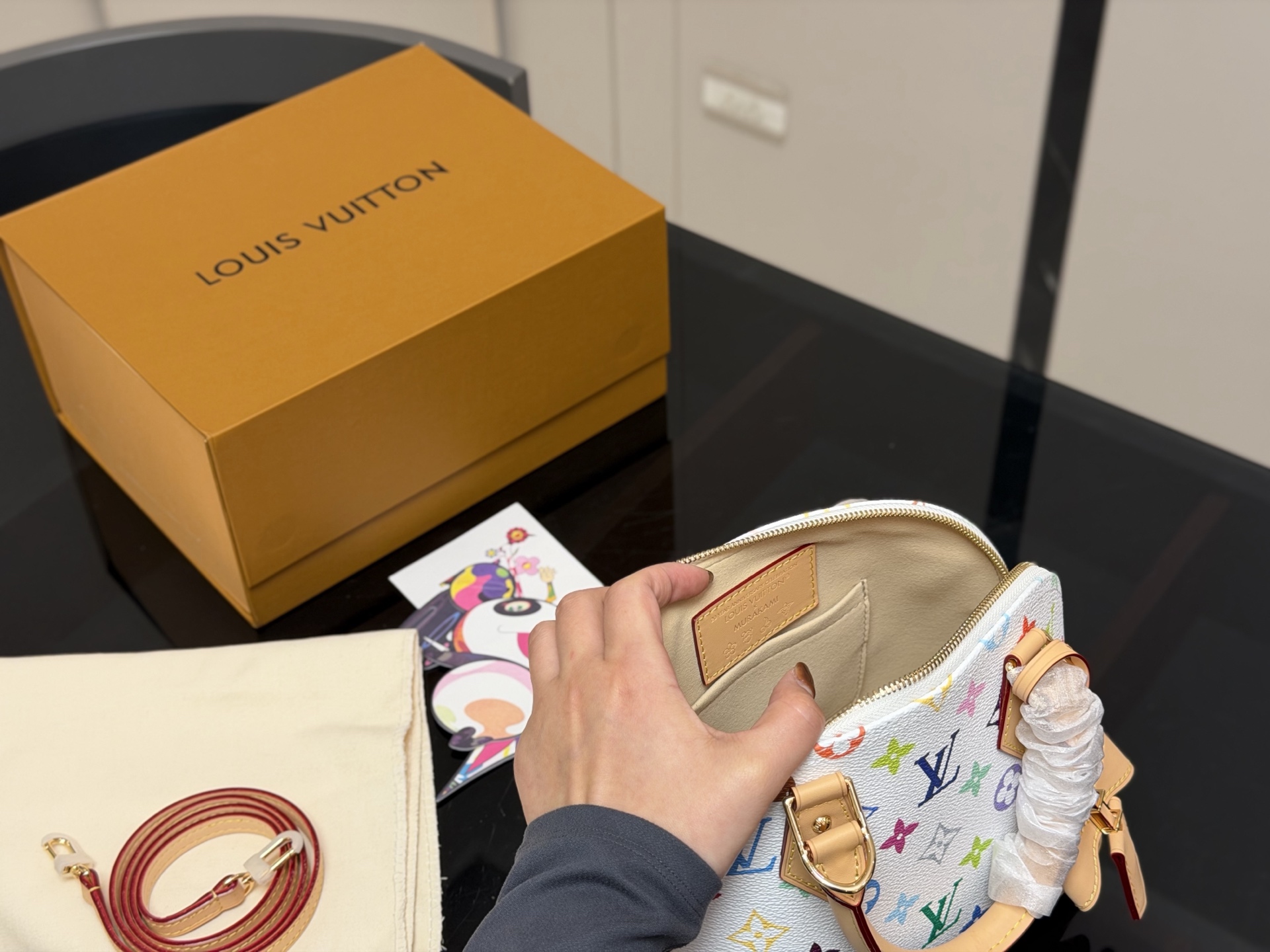 ¥215 配折叠盒飞机盒 size:25*18cm Lv 这个白三彩 alma贝壳 太可爱啦! 小巧又复古已经拎着溜达两天了~