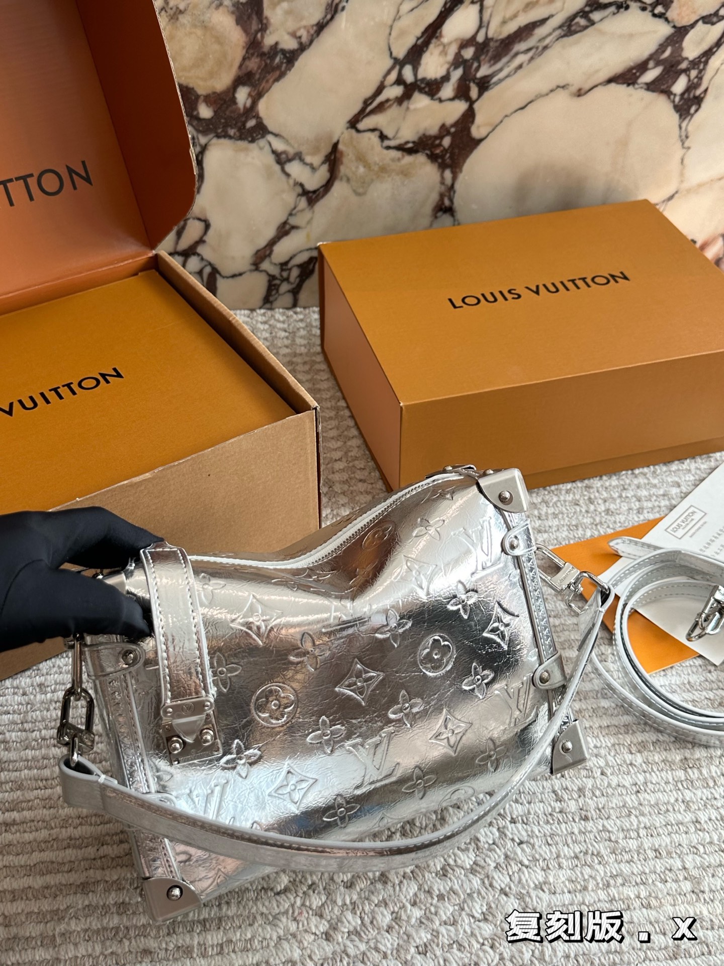 💰220 复刻版 size：23*16cm 超时空爆款 Lv 26王炸新款包trunk 谷爱凌 走秀小软箱s来了终于!!! 超级洋气 upupup 搜索🔍Lv 软箱子（盒子） 全套包装🎁