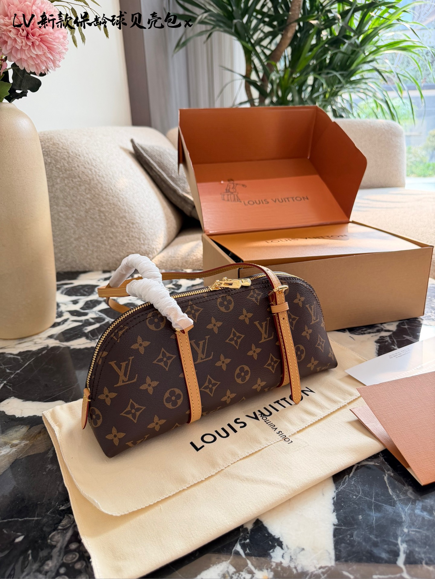 LV Papillon 26圆筒包p250 LV Papillon 26圆筒包，经典Monogram老花帆布+牛 皮饰边，复古优雅又实用! 26cm小巧尺寸，手提、单肩、斜挎都OK,，通勤休闲都能驾驭'+。灵感来自1940年代好莱坞，融合现代廓形，容量适中，日常物品轻松收纳。圆筒造型超有辨识度，是明星街拍和中古市场热门款，四季都能搭配，时髦又百搭!