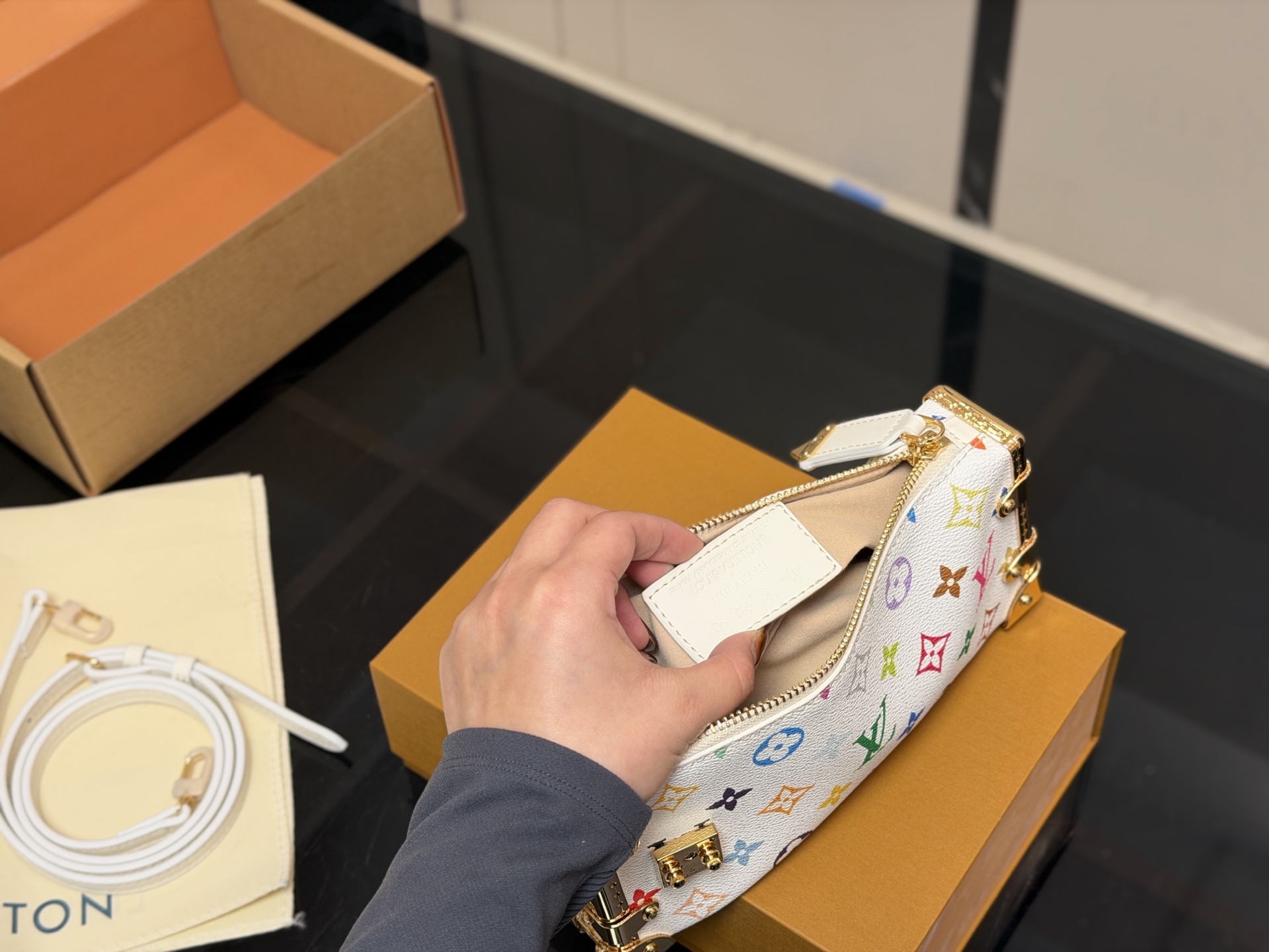 &yen;225 （折叠盒➕飞机盒） size：23*11cm 超时空爆款 Lv王炸新款包 横版谷爱凌 一定要入的它！ 超级洋气 upupup 搜索🔍Lv 软箱子（盒子）