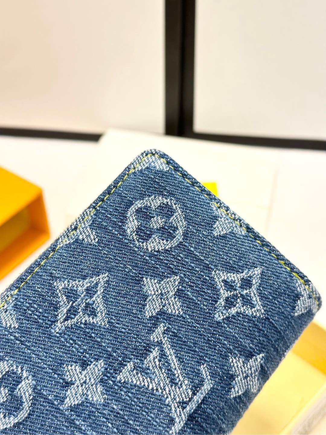 p100🎀颜色 蓝🎀尺寸 11.5x8.5x2.2🎀Portefeuille Roux&rdquo;采用有机棉制成，并采用交织字母图案的交织字母牛仔布制成。它具有金色 LV 圆形拉手和配套拉链。虽然它是一个小钱包，但它有六个卡位、一个钞票隔层和侧面一个拉链零钱袋