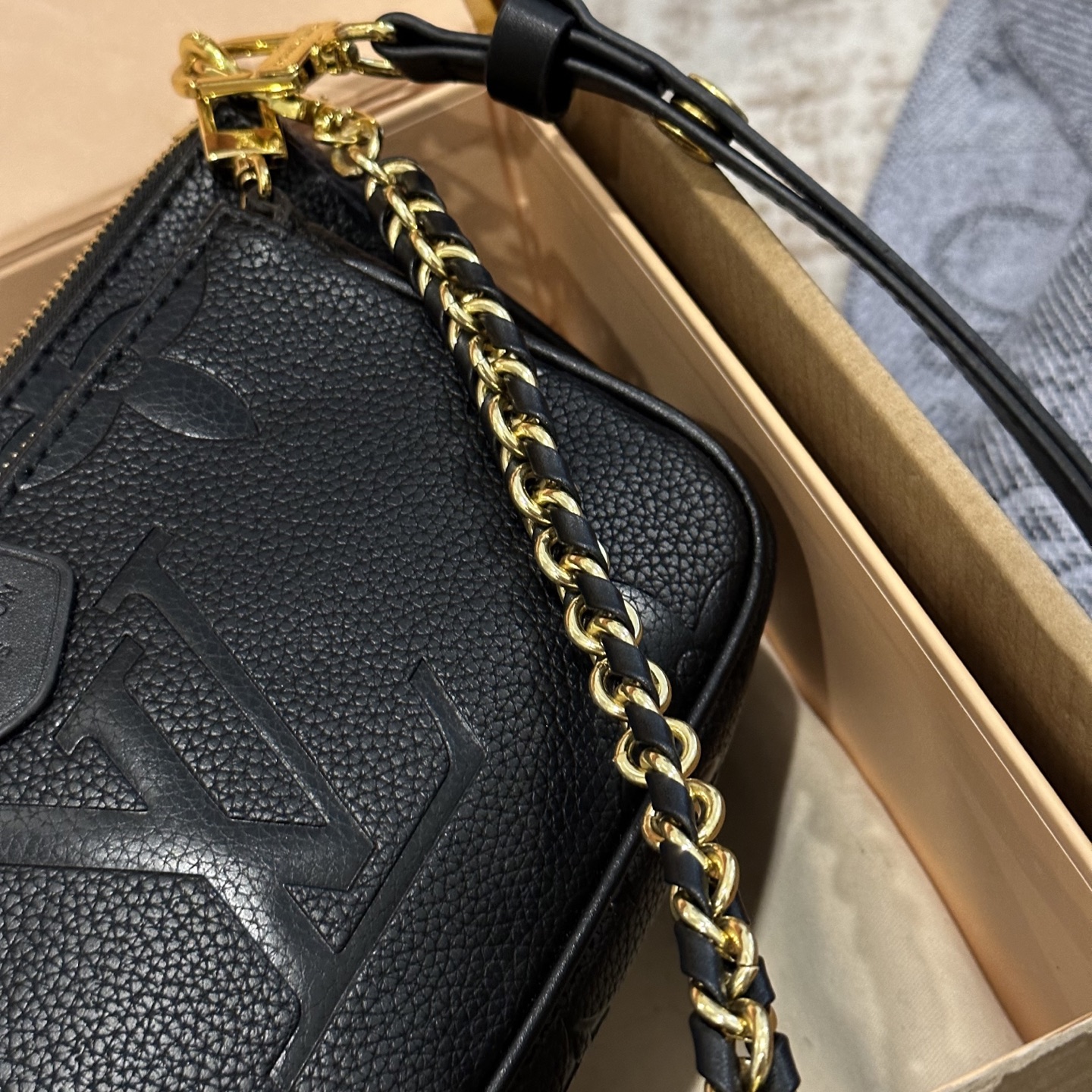 p125 折叠礼盒包装 LV 三合一”麻将包有点酷 lv三件套Multi Pochette Accessoires,这两年一直流行的复古风潮,这回再度刮回了经典Monogram上面,丰富的配件赋予了包包无穷的背法,高级变色皮,高级感十足,冬天的话也比较百搭,强烈推荐 ! 尺寸:大24*13cm 中18*11cm 小9*9cm