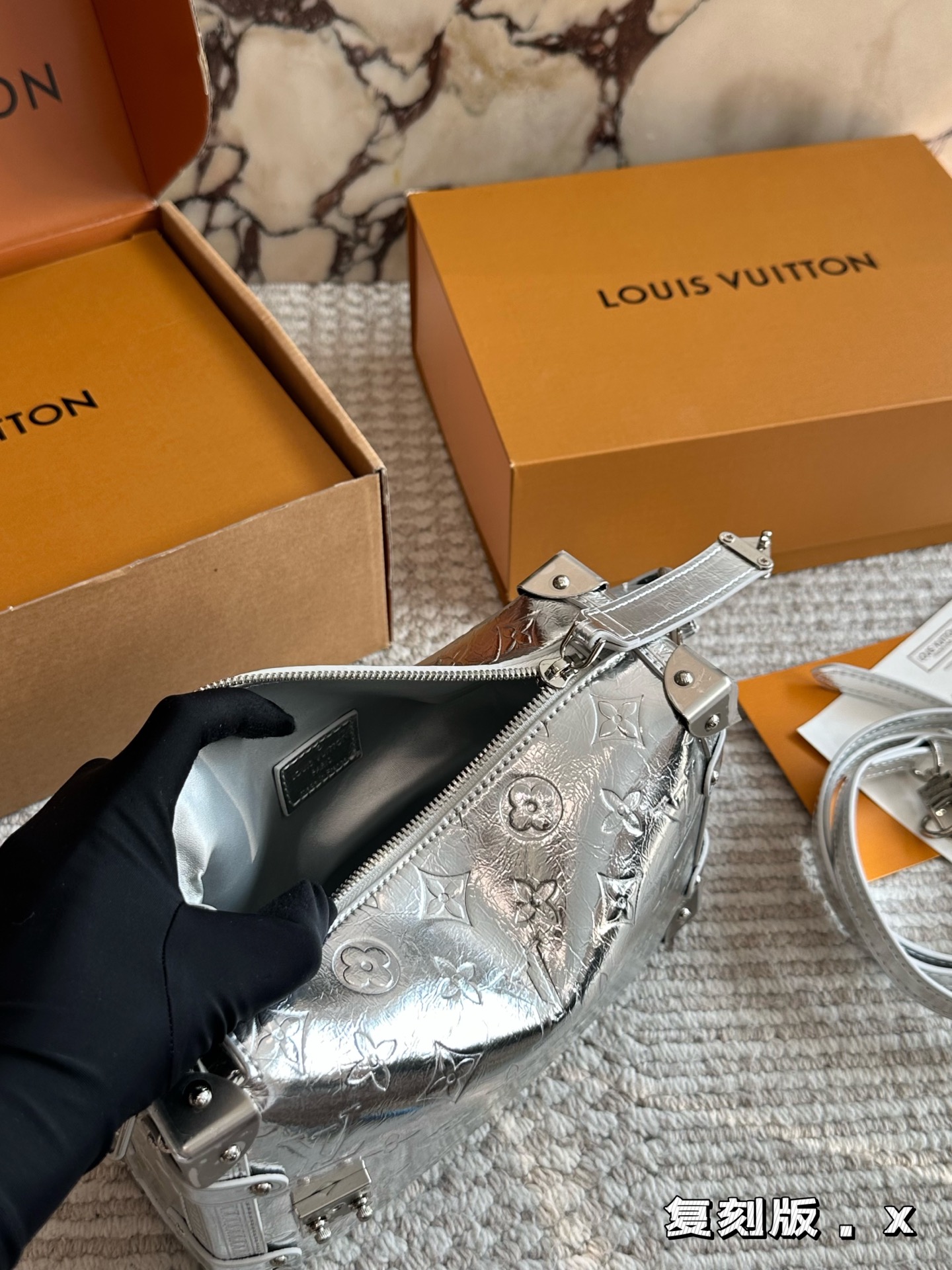 💰220 复刻版 size：23*16cm 超时空爆款 Lv 26王炸新款包trunk 谷爱凌 走秀小软箱s来了终于!!! 超级洋气 upupup 搜索🔍Lv 软箱子（盒子） 全套包装🎁