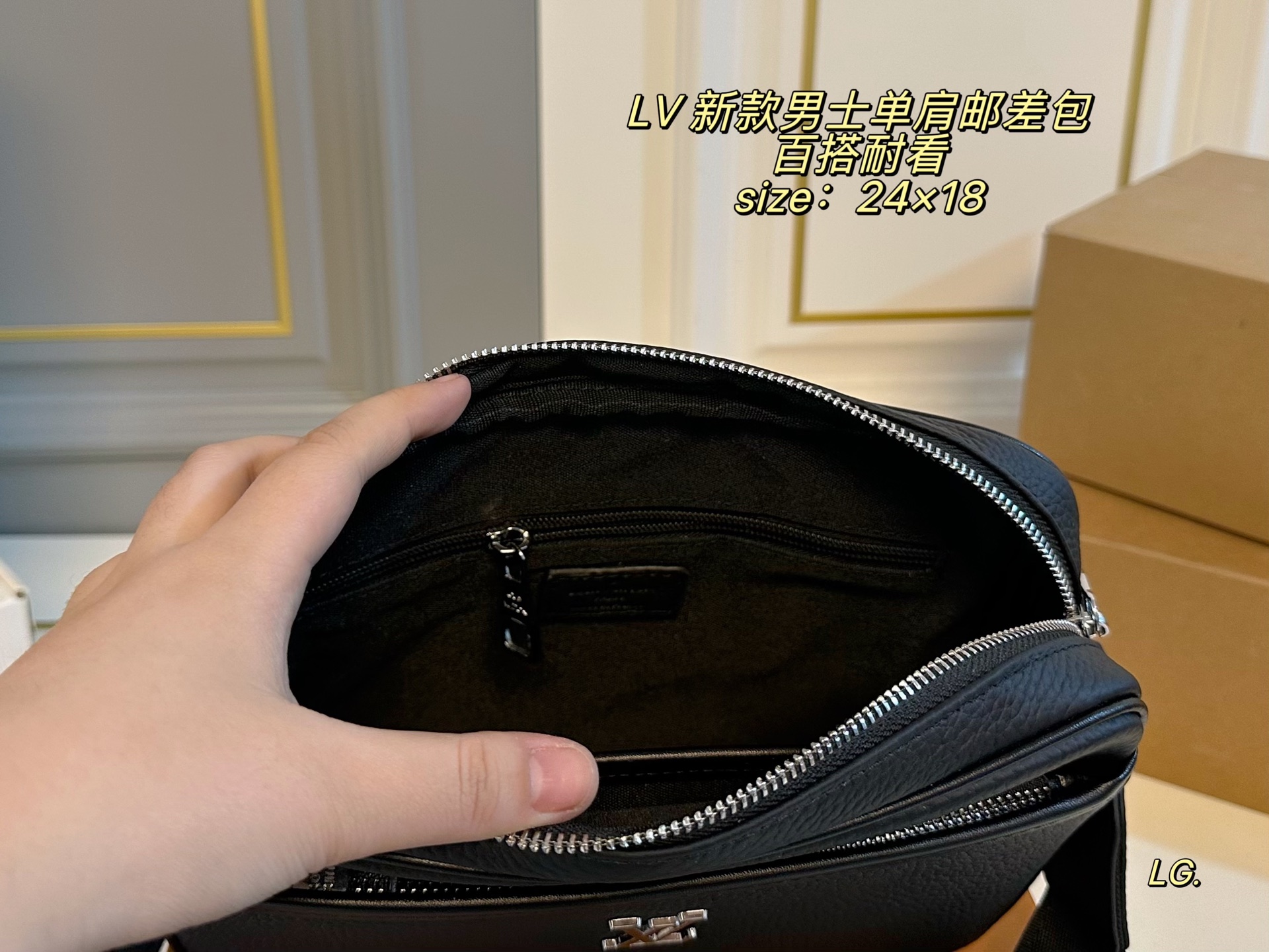 P140(配盒) size:24×18 LV路易威登新款男士单肩邮差包💕 原单品质,拉链开合设计,高级百搭 织物肩带🉑️调节 可斜挎可单肩方便实用! 百搭耐看,四季🉑️背,潮酷通勤必备🖤