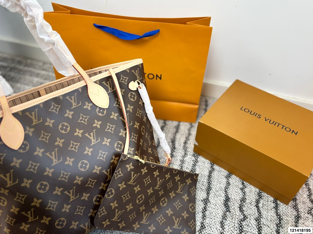 p135 全套包装LV 经典购物袋 Neverfull 全新演绎经典手袋，探索袋内精致细节。重新设计的内袋采用了清新的织物内衬和灵感源自档案馆的复古细节，最值得称道的莫过于可脱卸式拉链手包，它既可单独作为一只精致手拿包使用，亦可作为额外的口袋。明快的内衬色调为 Monogram 经典帆布增加了更多活泼生动之感。尺寸33 30
