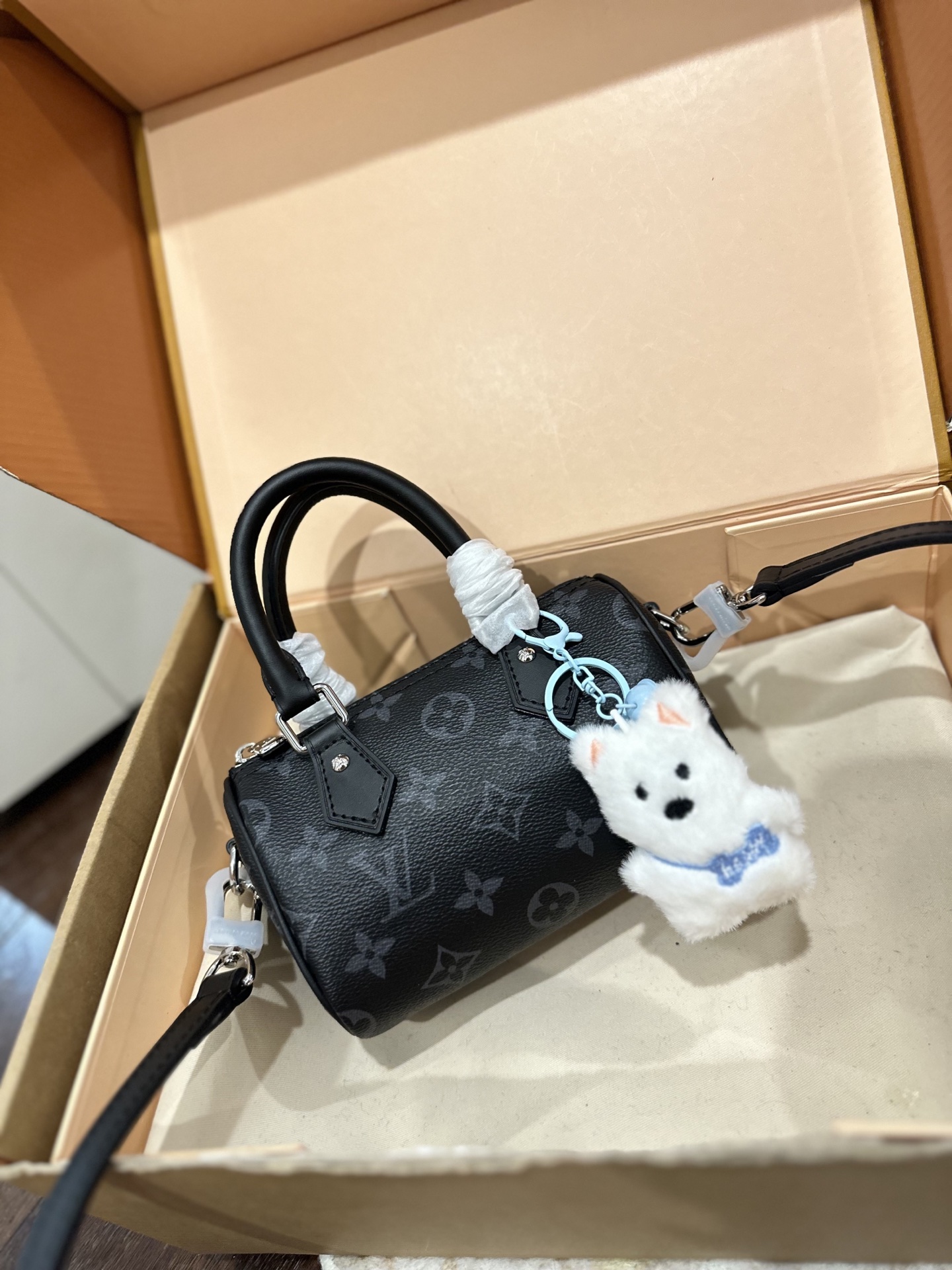 变码芯片p130 送挂件 官网双盒包装 size：16*10cm L家 永远经典Speedy Nano 将欢愉注入每个设计细节！ LBuy限量呈献 全新圣诞 设计的 Vivienne Winter Holiday