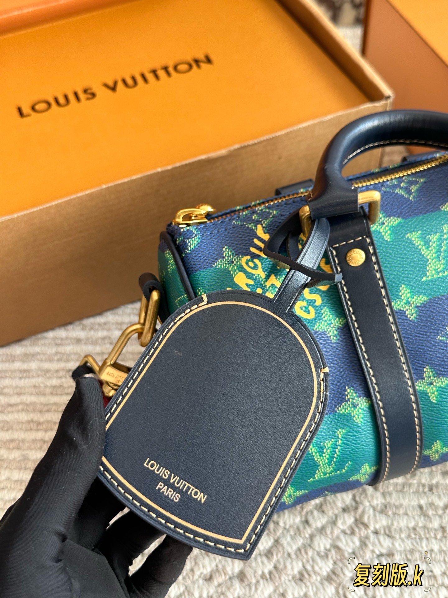 &yen;230 复刻版 Lv X Nigo Keepall xs 枕头包 手袋是一款理想的都市手袋。 标志性的造型与经典的 Monogram 帆布，加之多种携带方式和奢华的天然牛皮饰边为该包平添一份时尚前卫之感。尺寸：25 14cm全套礼盒