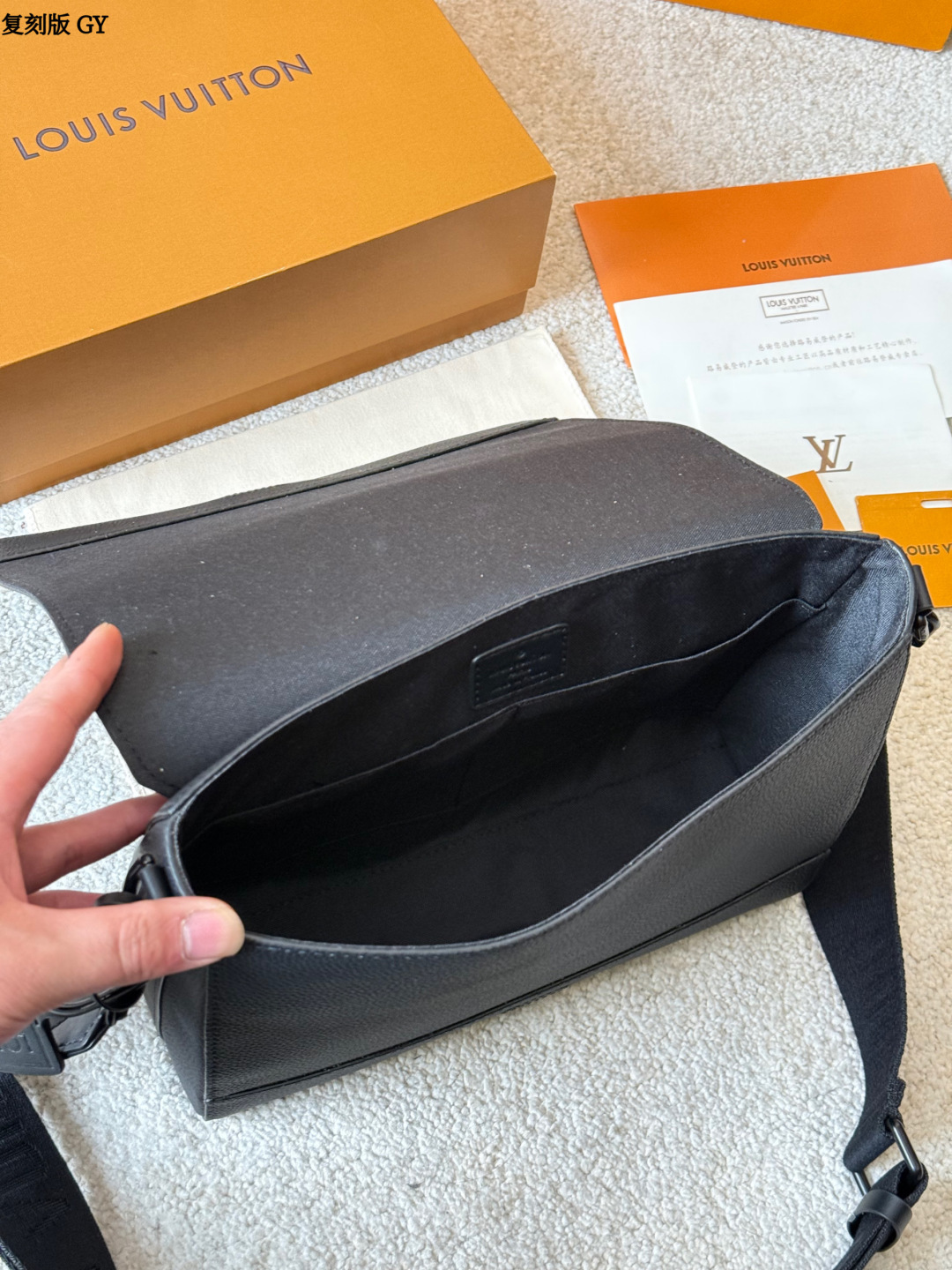 复刻版 p280 LV Takeoff 小号邮差包 LV Takeoff小号邮差包，黑色粒面牛皮+经典 Monogram压纹，低调又有质感！翻盖设计+可拆卸肩带，单肩or斜挎都OK，通勤休闲都能搭。尺寸刚好，手机钱包轻松装下，实用又时髦，是男士必入的经典单品！ 尺寸 28 22cm