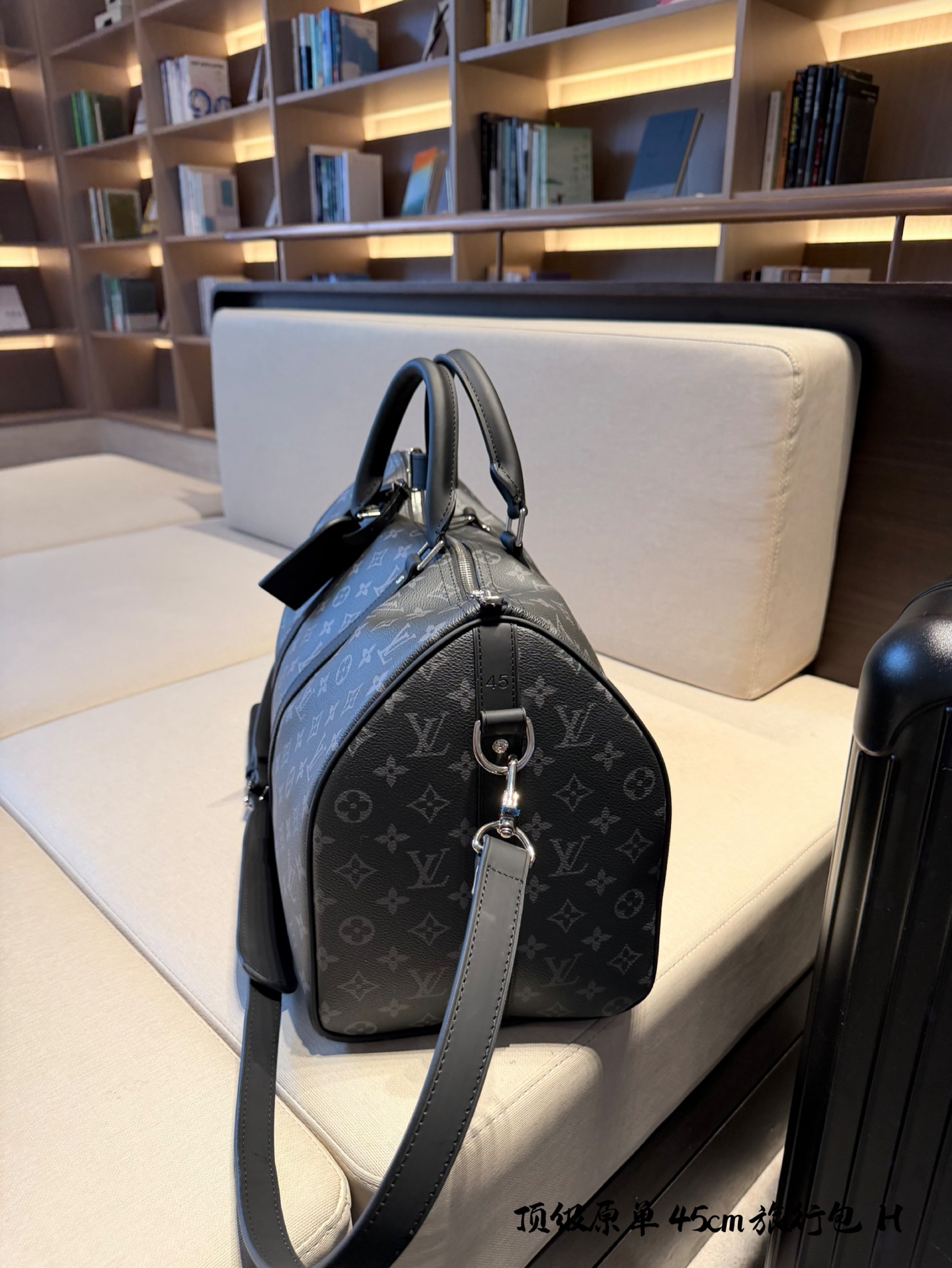 lv 旅行包p220 超酷中LV Keepall老花旅行袋 LVKeepall 出差旅行最常用的一只包 这是超酷的一只包 可以做健身包，也可做旅行袋 容量超级感人非常的实用! 出差三四天背这只包，衣服和洗漱用品完全足够!最主要是凹造型最棒了~ 马上爱豆出街的赶脚 路易威登Louis Vuitton 9VintageMusevie 中古店Iv keepall老花手提包包 45cm无盒