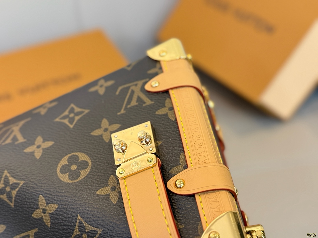 原版复刻&yen;225飞机盒 钢五金163变码芯片 谷爱凌同款 秀款 小箱子 LV Side trunk 谷爱凌 盒子包/ 箱子包 新款！是软软的小箱子 很多精致的小细节在里面 大容量又实用又好凹造型 长短肩带随意切换 无论是富婆还是可可爱爱 都可以凹出超好看的造型尺寸 23 16