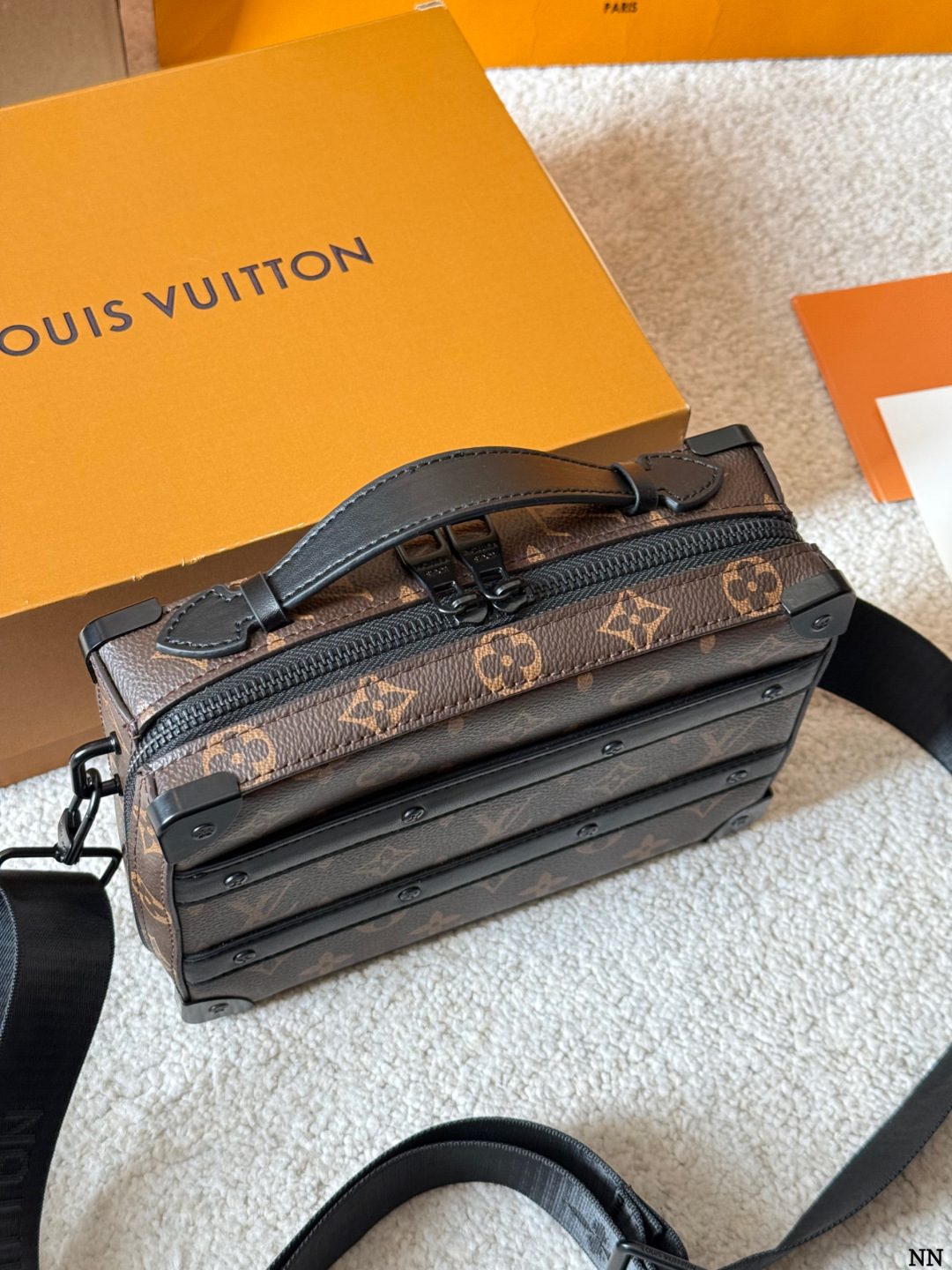 p170 LV Handle Soft Trunk手袋 2LV Handle Soft Trunk手袋，经典MonogramMacassar涂层帆布+黑色牛皮饰边，金属铆钉点缀，复古行李箱风格超有辨识度 。21.5x15x7cm21.5x15x7cm，内部风琴隔层+前贴袋，收纳超方便！肩带可拆卸、可调节，手提、单肩、斜挎都OK，男女都能轻松驾驭，通勤休闲都很 百搭～
