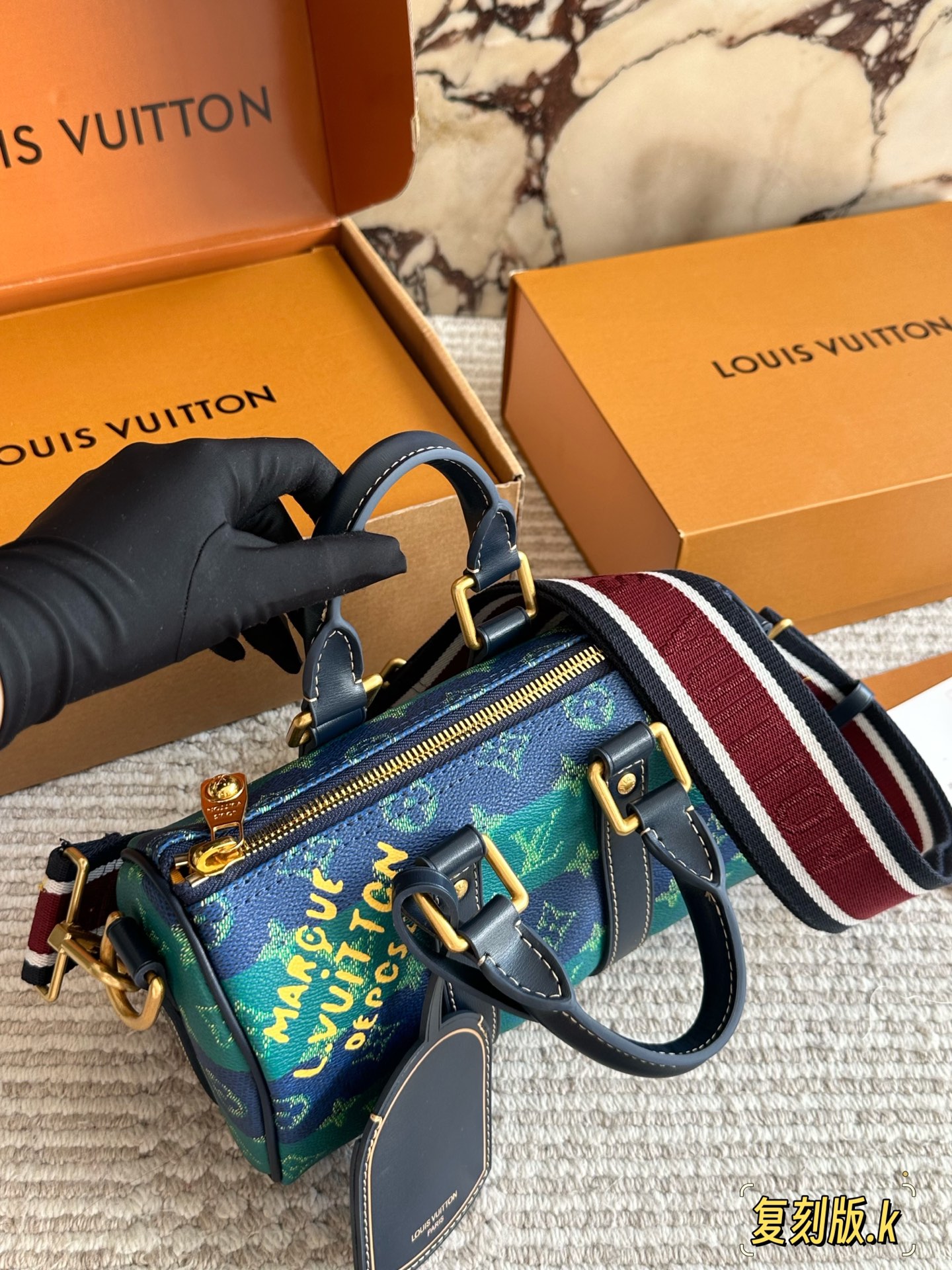 &yen;230 复刻版 Lv X Nigo Keepall xs 枕头包 手袋是一款理想的都市手袋。 标志性的造型与经典的 Monogram 帆布，加之多种携带方式和奢华的天然牛皮饰边为该包平添一份时尚前卫之感。尺寸：25 14cm全套礼盒