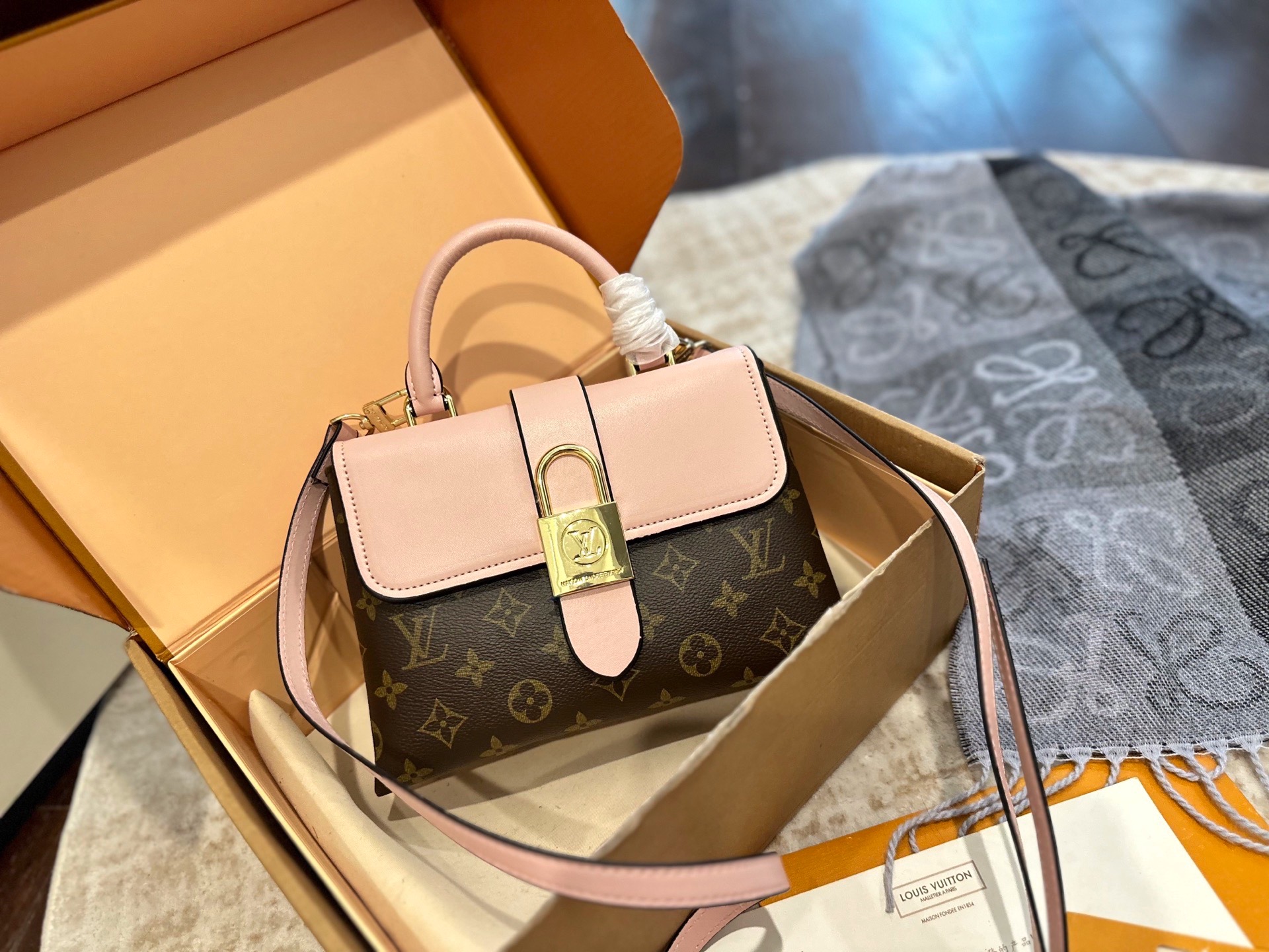 p100 礼盒包装 LV 新款LOCKY BB老花拼皮手提单肩斜跨包 Monogram涂层帆布与柔滑的材质 磨面牛皮饰边 织物内衬 金色金属饰件 顶部配有Toron手柄 适合手提或手挽 可脱卸 可调节肩带 方便肩背或斜挎 经典磁吸挂锁 内设贴袋 尺寸23cm