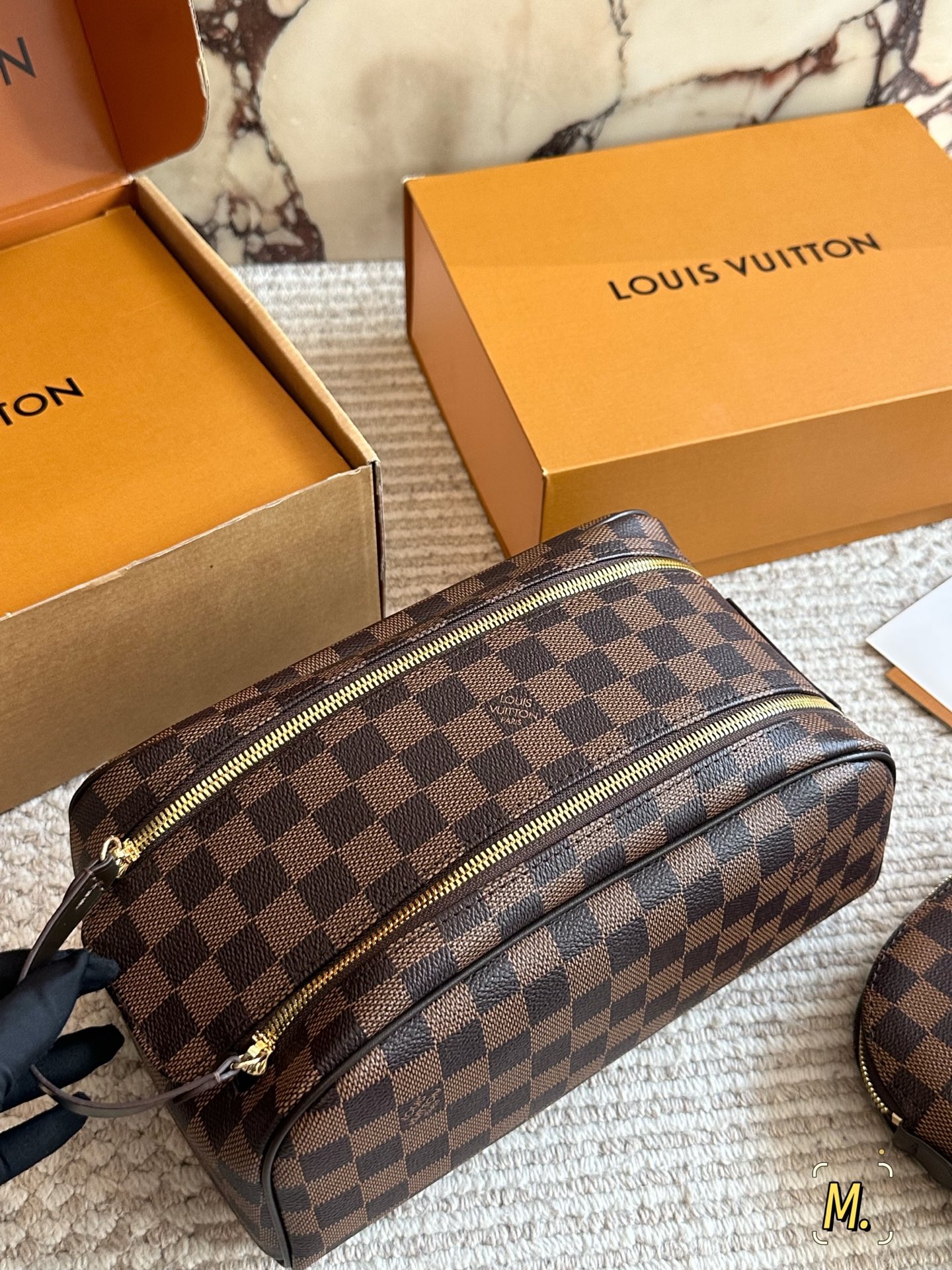 高版本💰145 L家时尚化妆包再次出货，永远都不会过时，女士们的必备品，男士们，女士们，通通可以使用，球星内马尔及各大牌明星，酷爱的一款双拉链的手包➕化妆包，经典老花，面料采用：进口原版PVC面料，尺寸 ：27 14cm