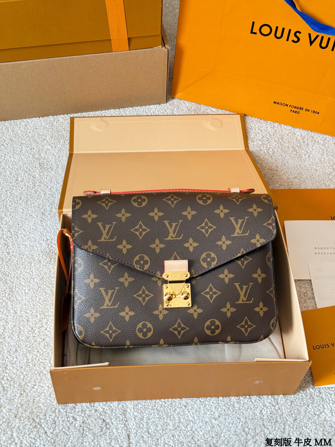 复刻版 牛皮 p260 Lv Pochette M&eacute;tis 邮差包 复刻版 牛皮 邮差包老花手提单肩斜挎包，优雅低调的外形设计和宽敞的包身更加入了实用性，LV闪亮的纯钢金色五金配件- 可调节肩带，配有树糕皮的肩垫，拉链闭合 超细纤维内衬 尺寸：25*20cm