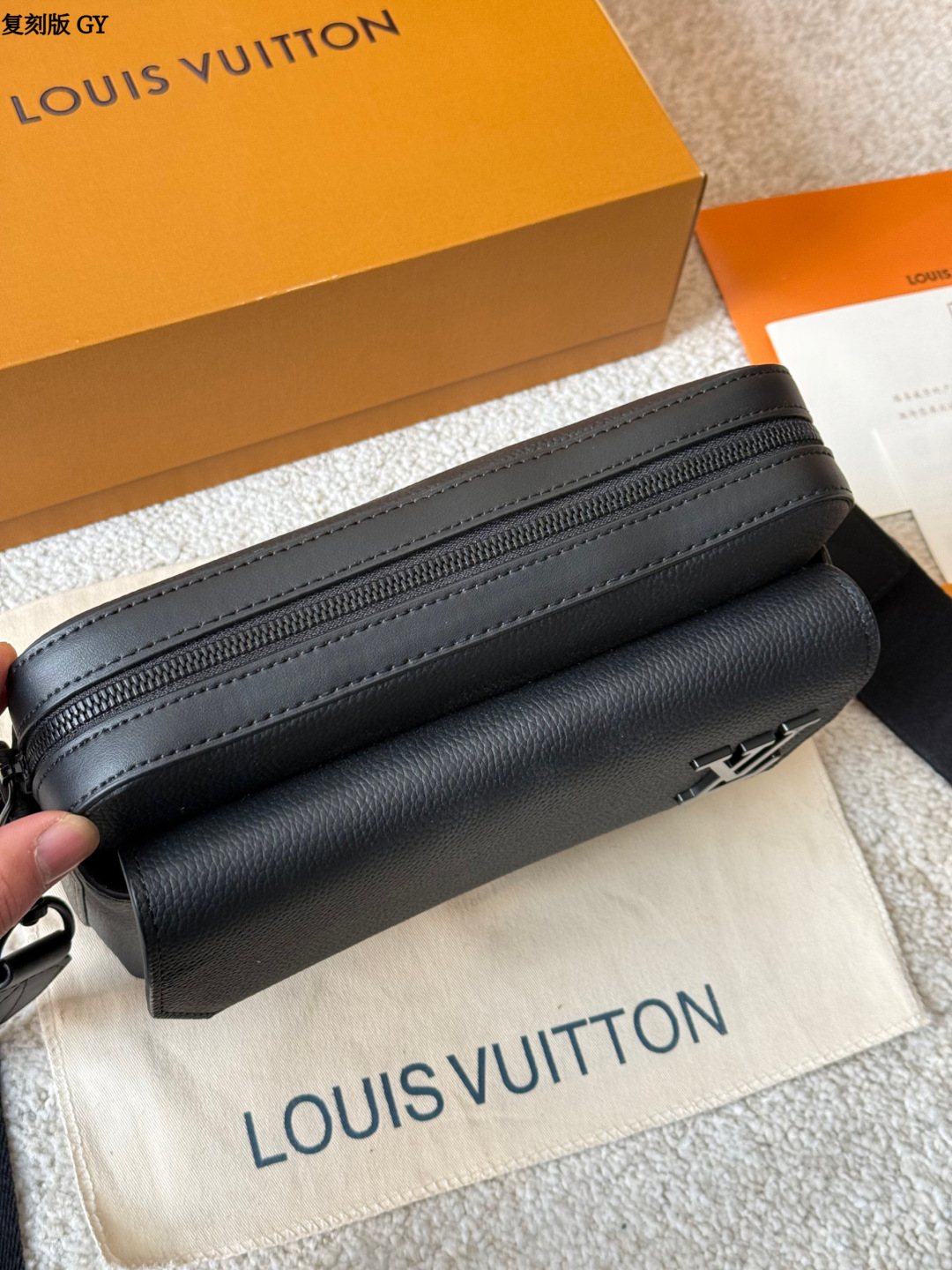 复刻版 p225 LV Takeoff 小号邮差包 LV Takeoff小号邮差包，黑色粒面牛皮+经典 Monogram压纹，低调又有质感！翻盖设计+可拆卸肩带，单肩or斜挎都OK，通勤休闲都能搭。尺寸刚好，手机钱包轻松装下，实用又时髦，是男士必入的经典单品！ 尺寸 23 18cm