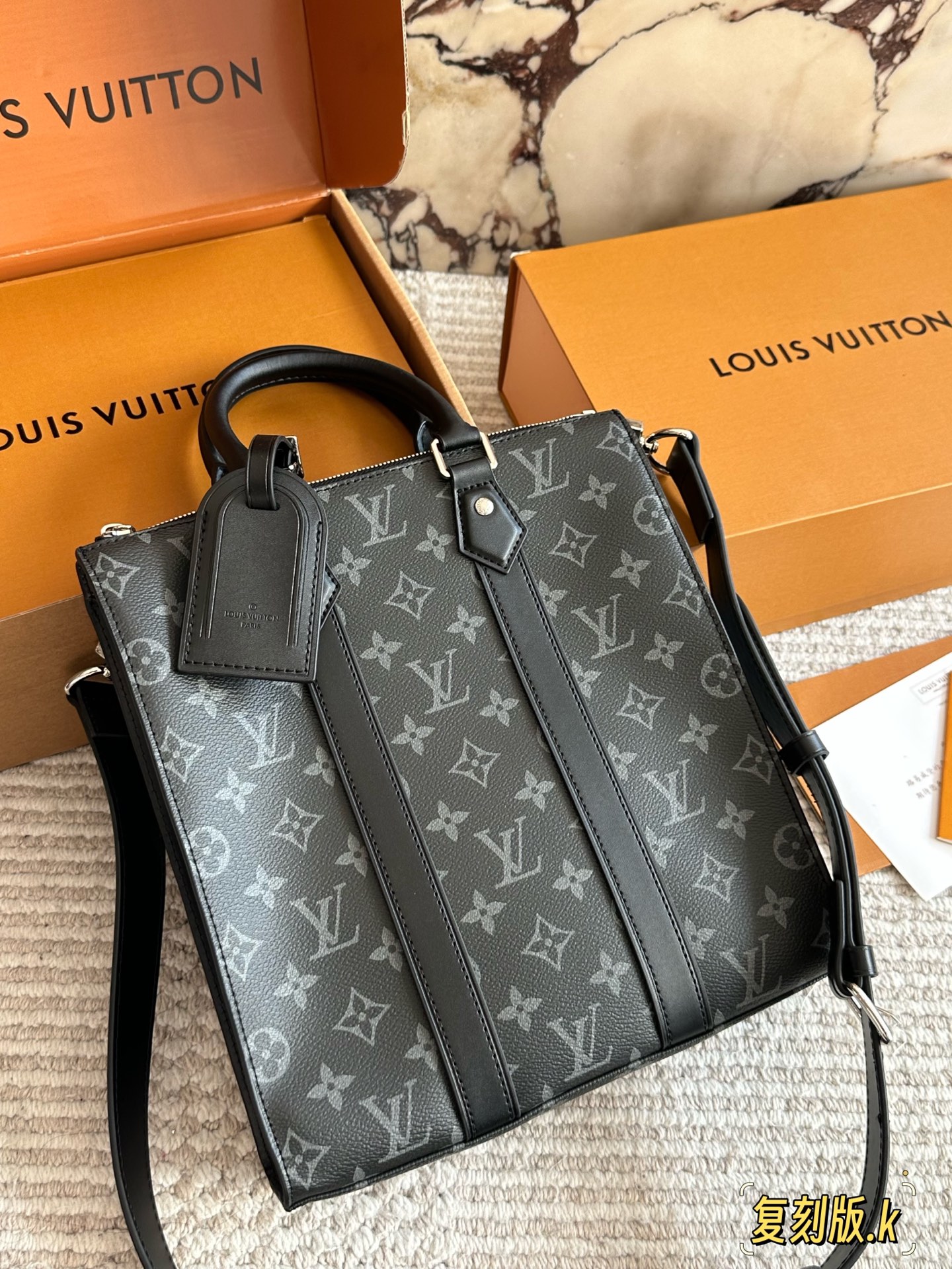 p220 配盒 lv 琴谱包 男包购物袋 万年不过时 专用LV面料原单五金 原版开模定制 男女同款 手感超软 超舒服 ⚠ 全部五金都带logo 配折叠礼盒尺寸 26 28cm