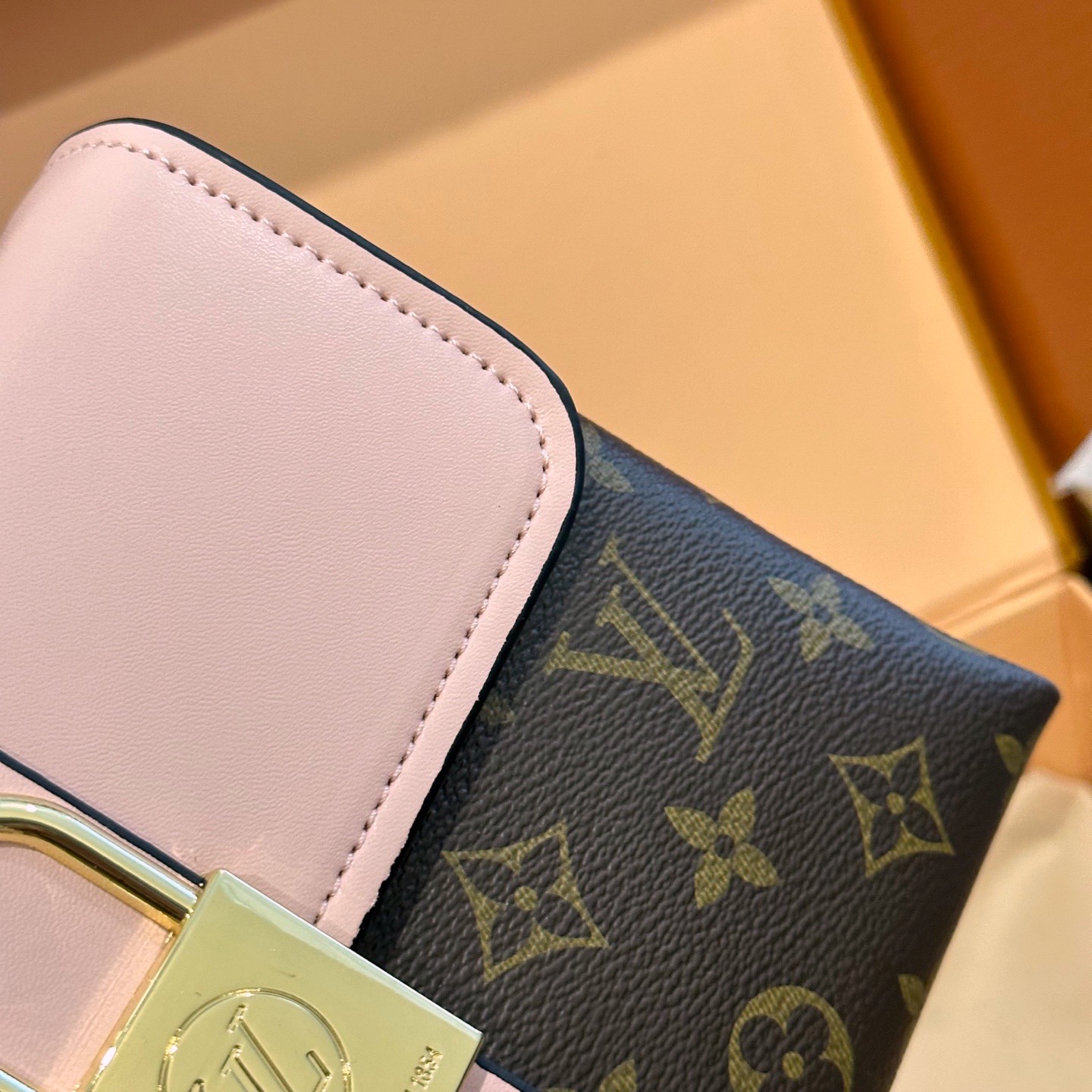 p100 礼盒包装 LV 新款LOCKY BB老花拼皮手提单肩斜跨包 Monogram涂层帆布与柔滑的材质 磨面牛皮饰边 织物内衬 金色金属饰件 顶部配有Toron手柄 适合手提或手挽 可脱卸 可调节肩带 方便肩背或斜挎 经典磁吸挂锁 内设贴袋 尺寸23cm