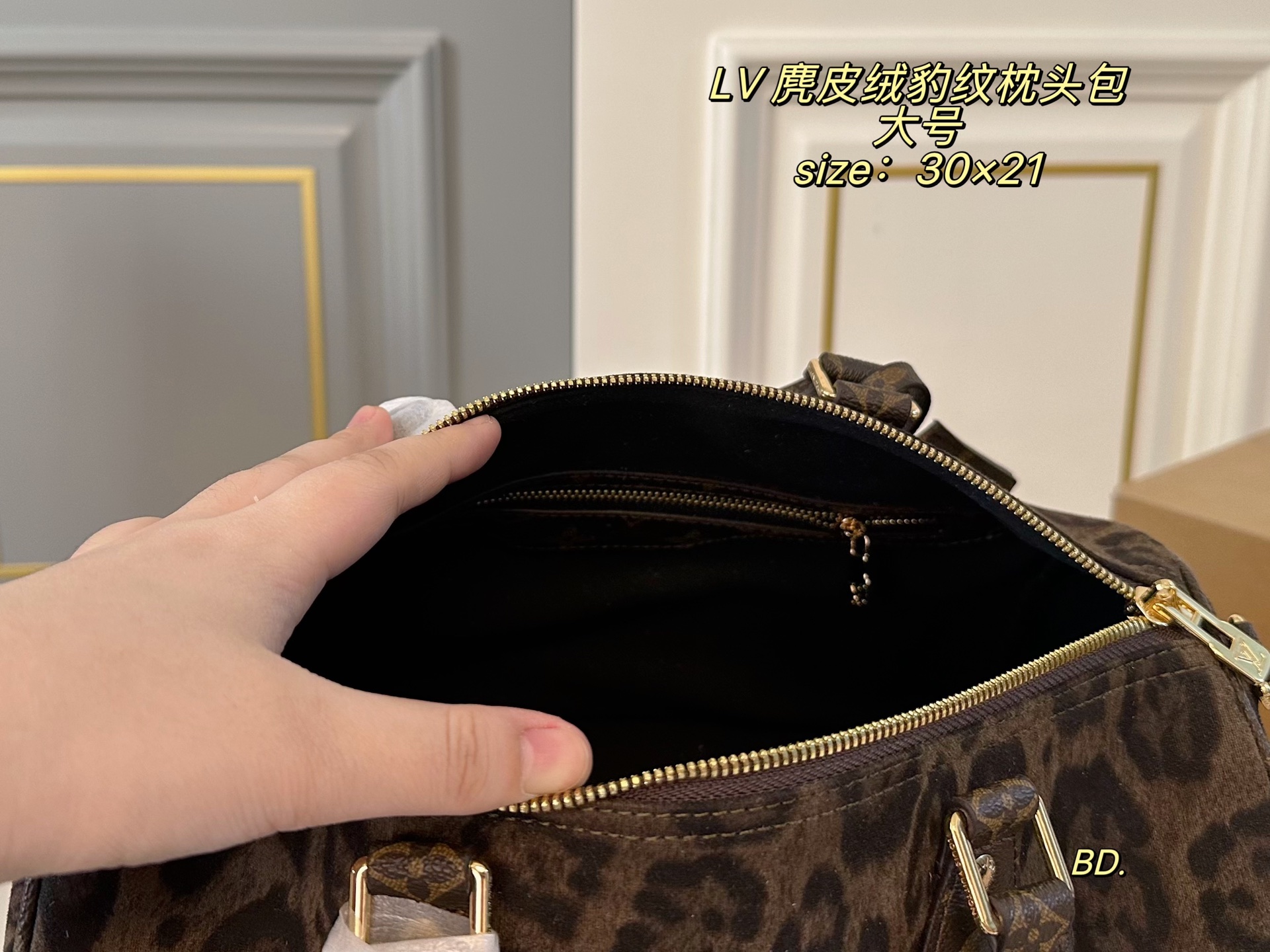 P165 大号（无盒） size：30&times;21 LV 路易威登麂皮绒speedy豹纹枕头包💕 经典重现，轻便又时尚～ 肩带🉑️调节，可手提，可拆卸！ 麂皮绒➕豹纹设计 浓浓复古风，超级实用❗️