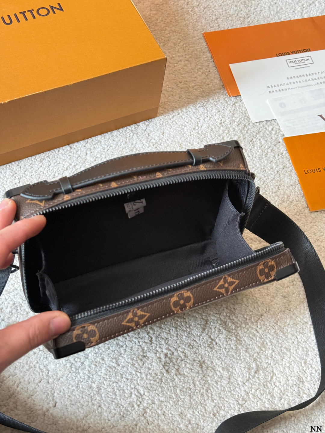 p170 LV Handle Soft Trunk手袋 2LV Handle Soft Trunk手袋，经典MonogramMacassar涂层帆布+黑色牛皮饰边，金属铆钉点缀，复古行李箱风格超有辨识度 。21.5x15x7cm21.5x15x7cm，内部风琴隔层+前贴袋，收纳超方便！肩带可拆卸、可调节，手提、单肩、斜挎都OK，男女都能轻松驾驭，通勤休闲都很 百搭～