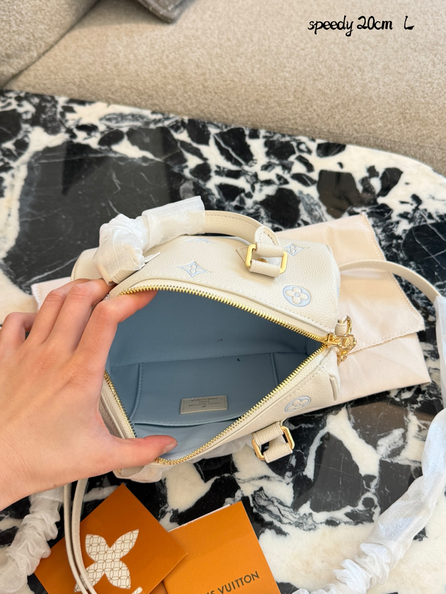 LV Speedy 20手袋p180 LV Speedy 20手袋,白色粒面牛皮+浅绿Monogram刺绣,清新优雅超有辨识度!金属锁扣+链条肩带,手提斜挎都OK,日常通勤、休闲出街都能轻松驾驭汁。内部空间合理,手机钱包都能装,实用又时髦,是LV经典系列的热门款,时尚感满分!