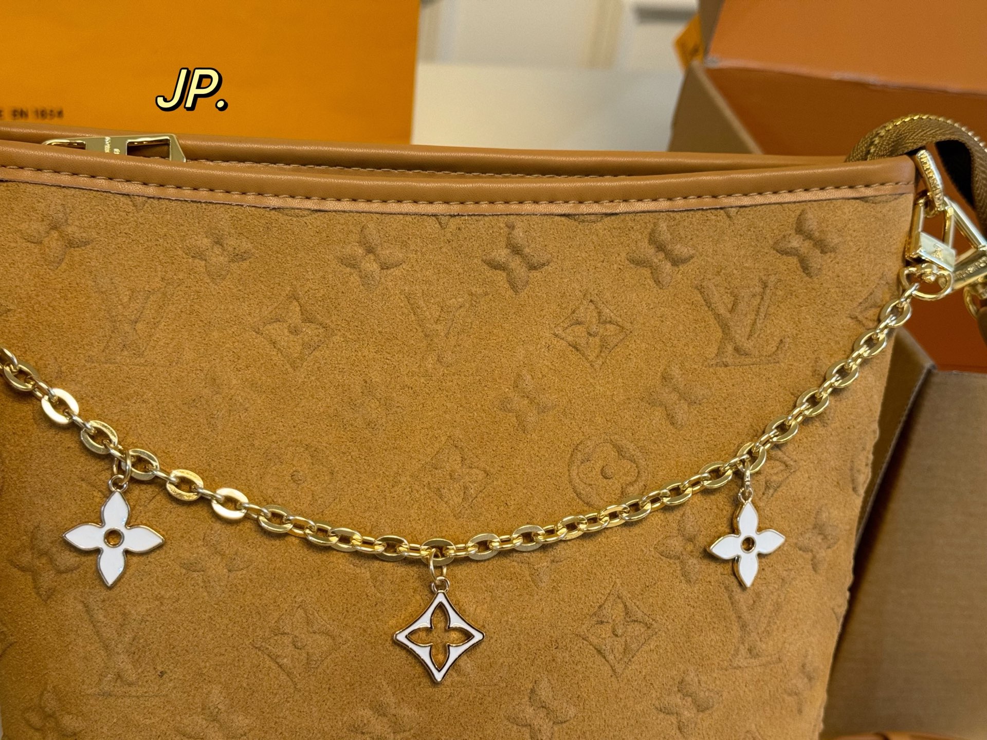 P165（折叠盒飞机盒） size：17&times;20 LV路易威登麂皮绒中古链条水桶包💕 超级耐看的经典配色！ 采用桶状设计，容量十足 配有长肩带，多种背法 日常出街、通勤，低调又百搭‼️