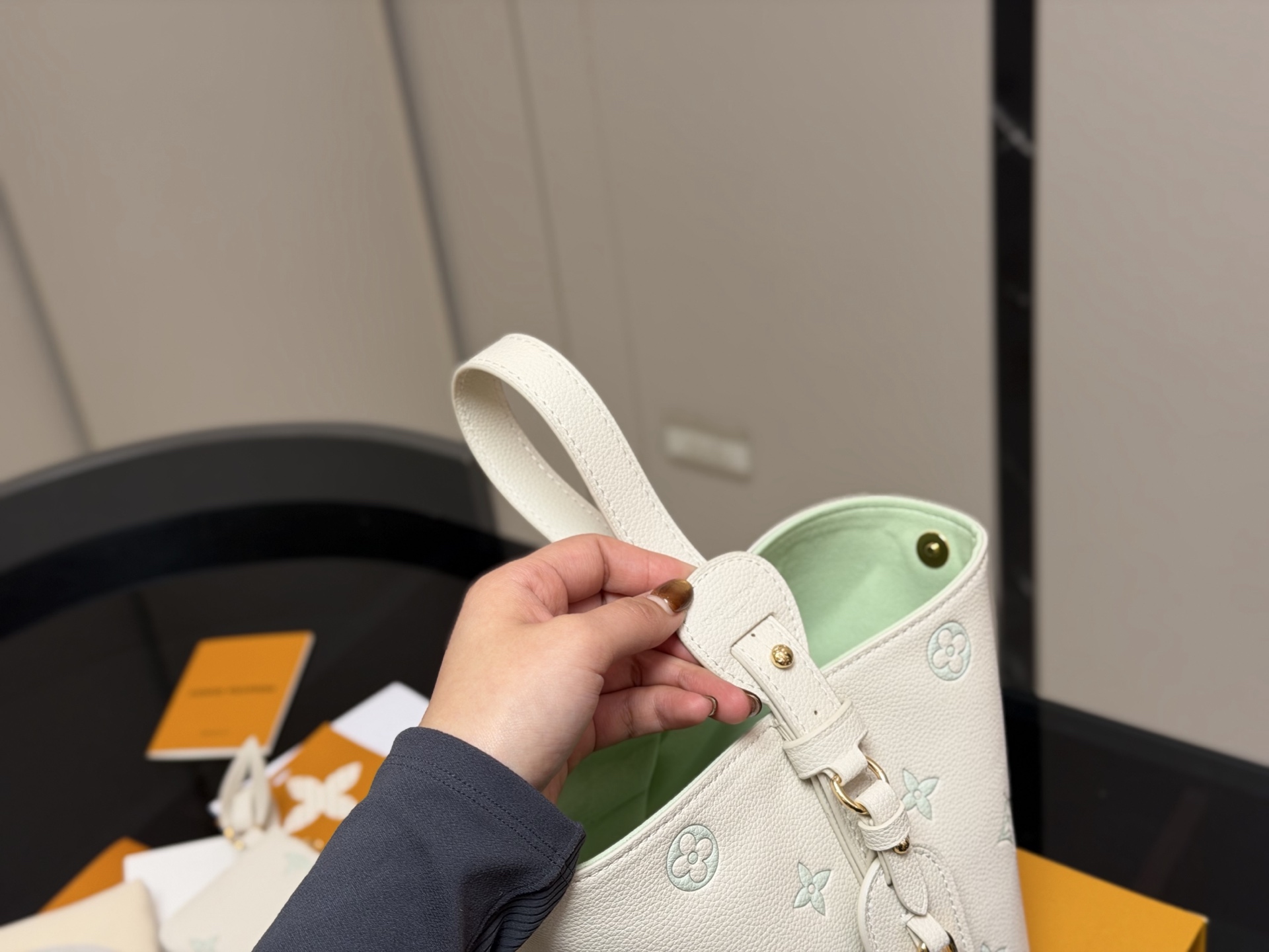 &yen;180 配折叠盒 LV中古包又一位当红炸子鸡来咯!! 一只看似中古中矩却又有点标新立异的包。 水桶包 尺寸:18.17cm